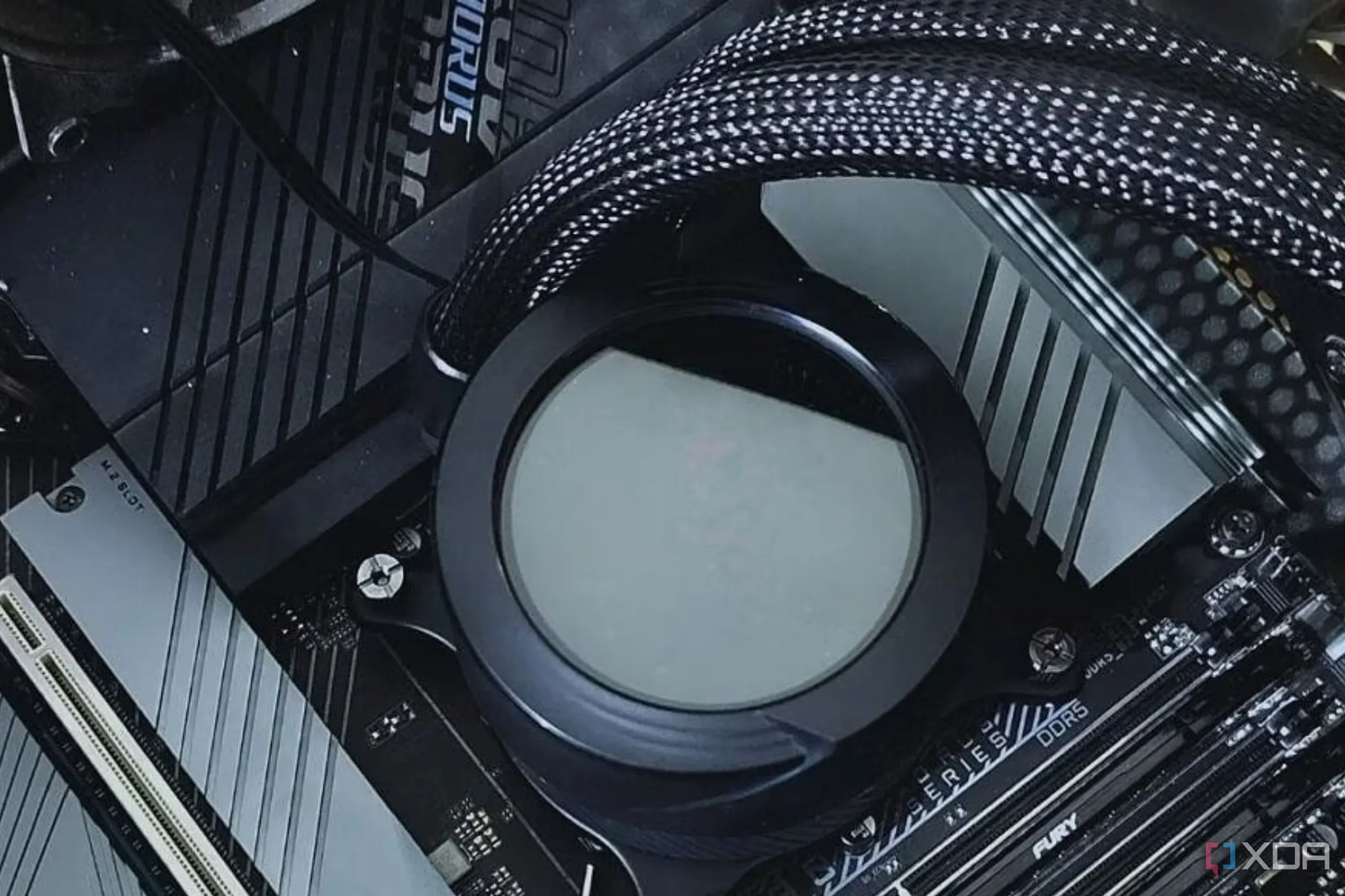 Khối tản nhiệt của bộ làm mát nước AIO đã được gắn chặt lên CPU