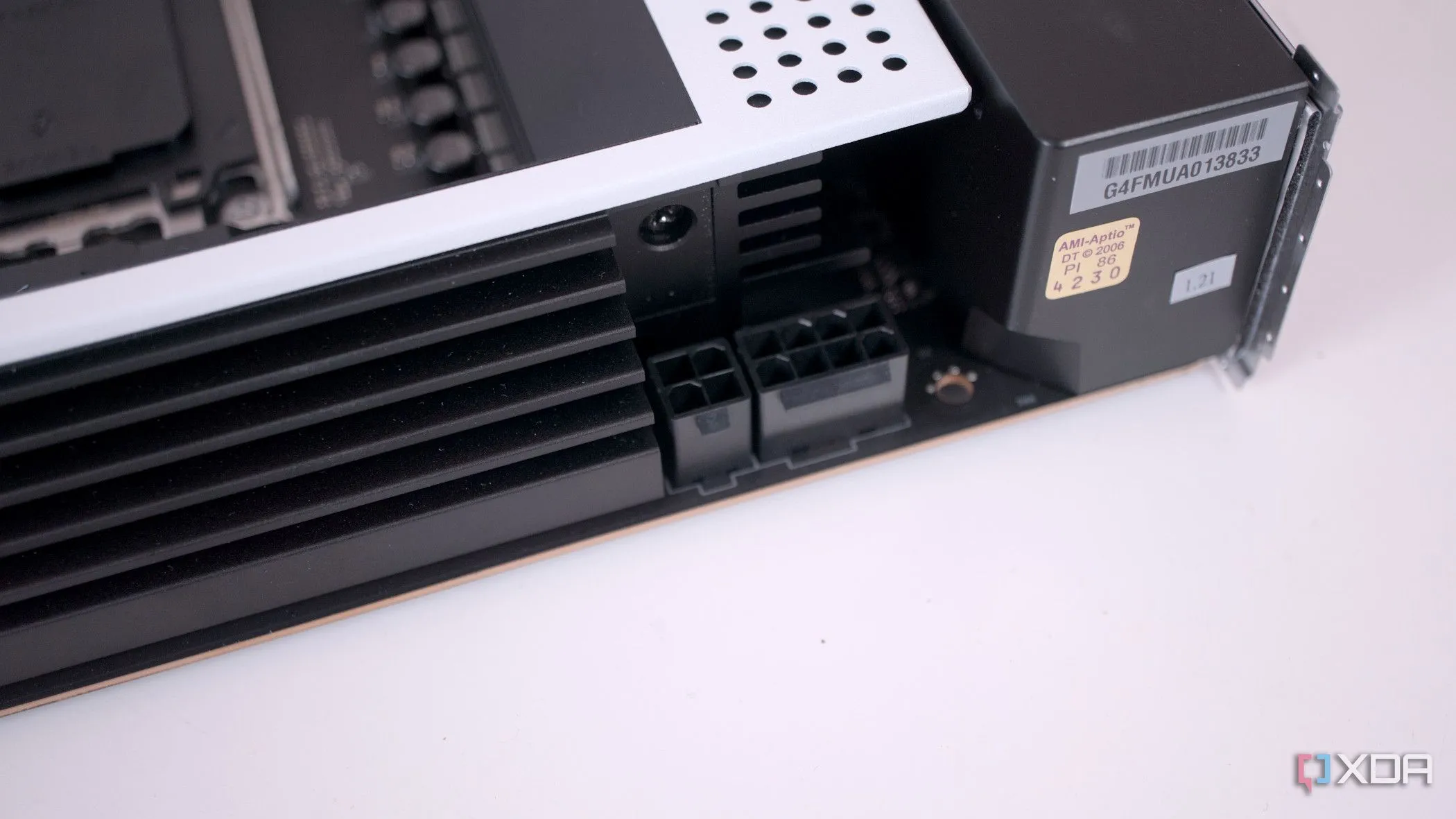 Khu vực cáp nguồn CPU trên bo mạch chủ NZXT N7 B650E, cần đi dây gọn gàng để tránh tạo điểm nóng và ảnh hưởng VRM.