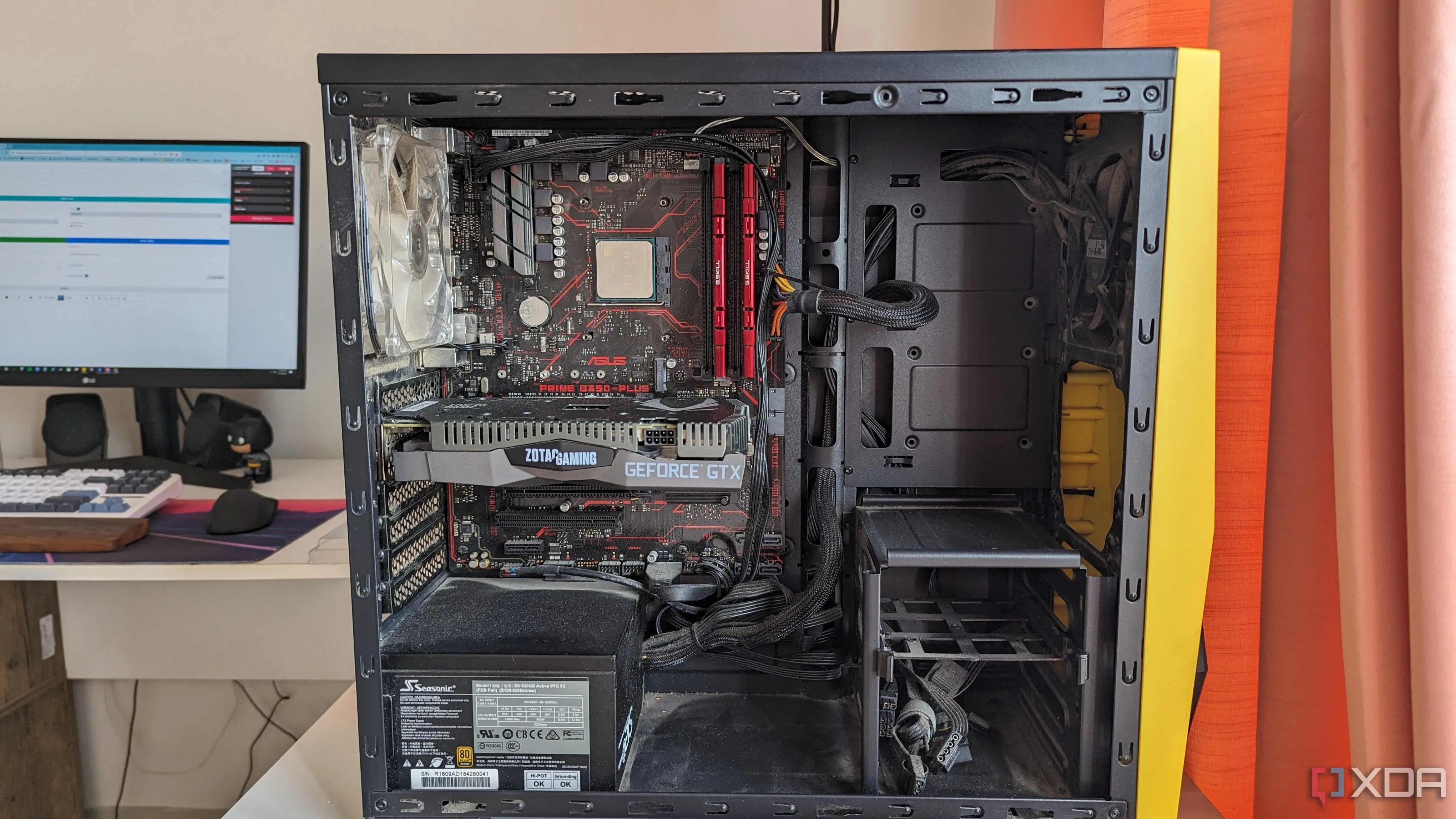 Kiểm tra đi dây cáp bên trong PC gaming sau khi lắp ráp