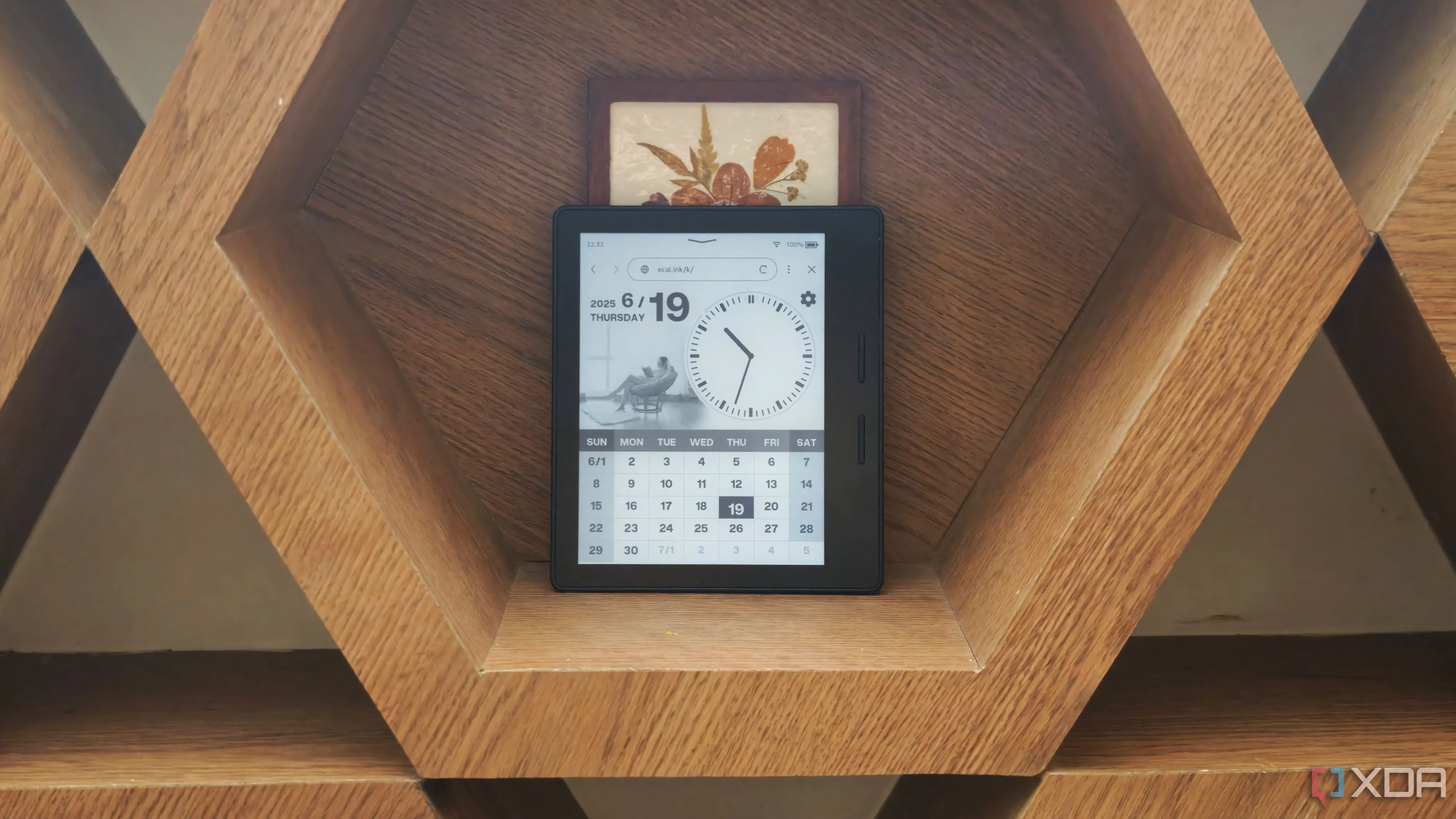Kindle Oasis hiển thị lịch công nghệ trên bàn làm việc