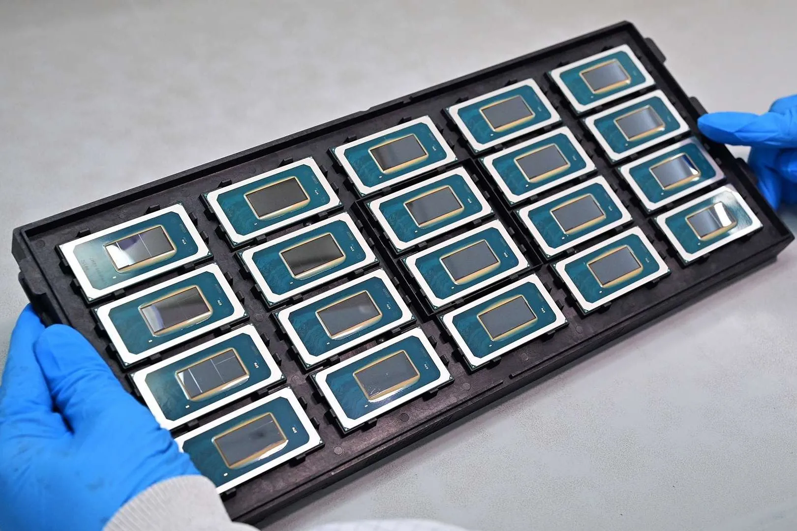 Kỹ thuật viên đang kiểm tra khay chip Intel Meteor Lake Core Ultra, minh họa quá trình lắp ráp chiplet