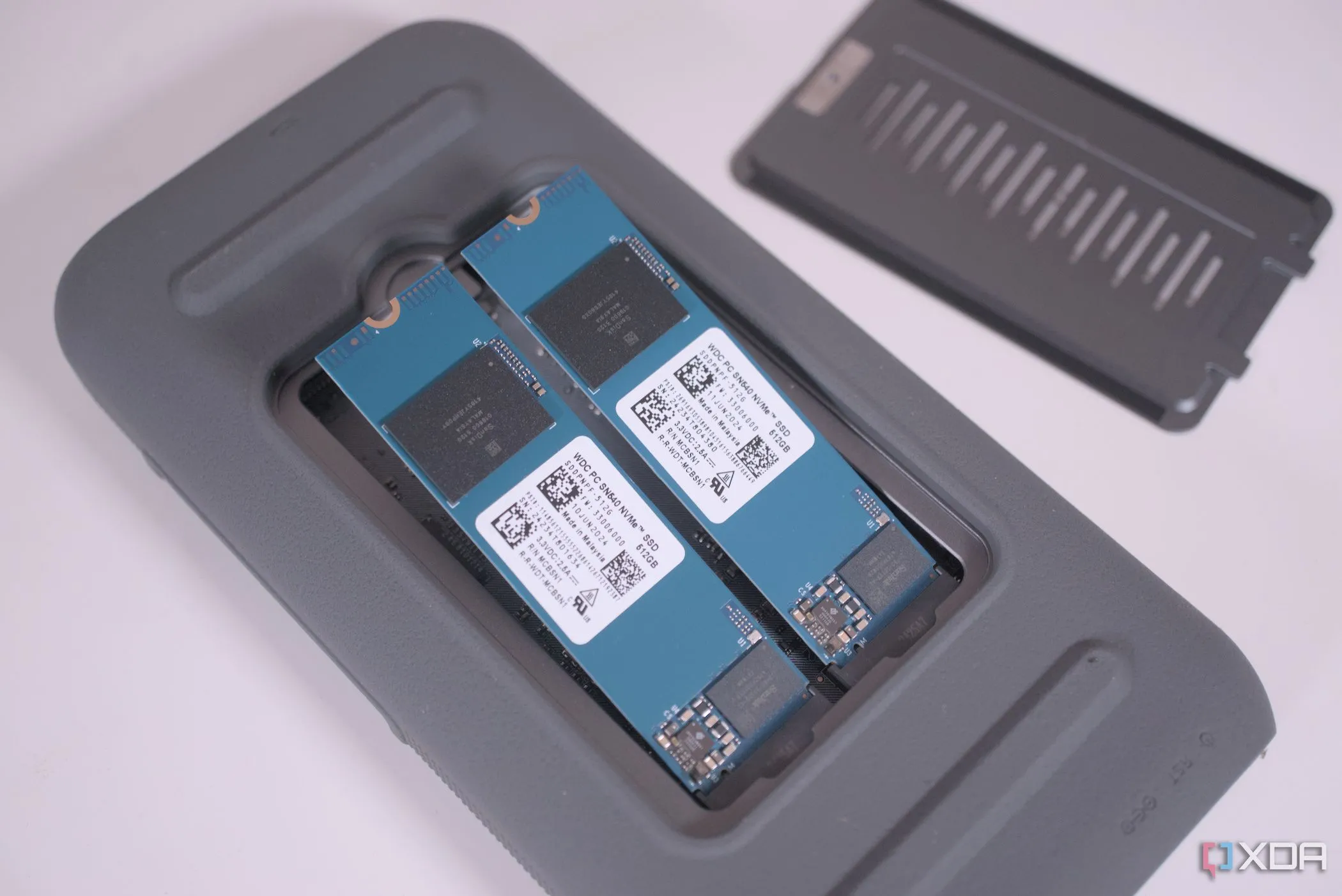 Lắp đặt các ổ SSD vào bên trong hộp UnifyDrive UT2, minh họa quá trình xây dựng hệ thống RAID.