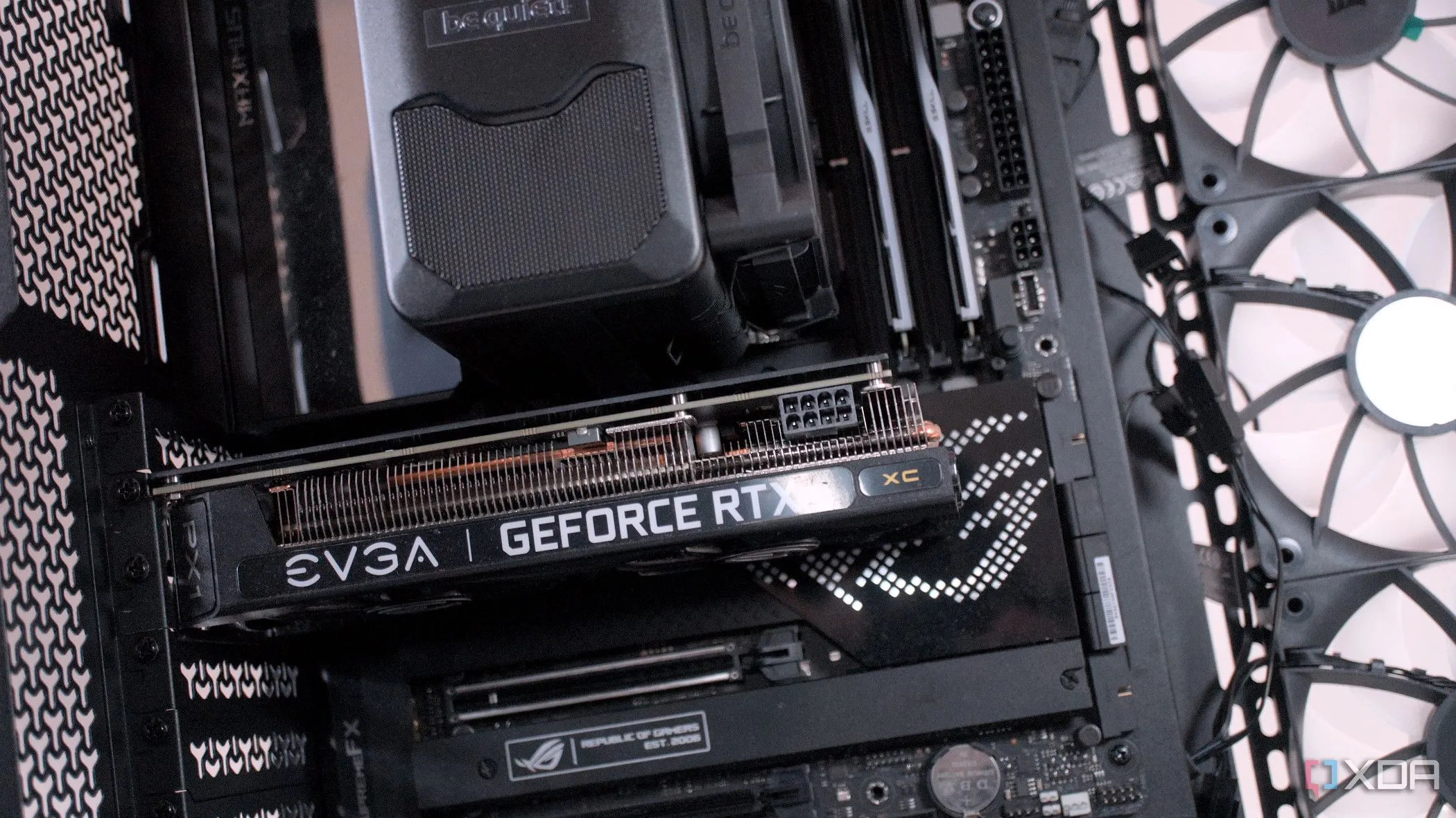 Lắp đặt card đồ họa (GPU) bên trong vỏ case Corsair 3500X ARGB