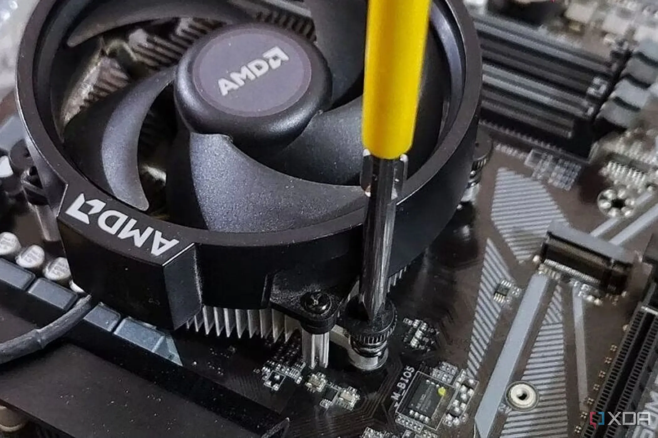 Lắp đặt tản nhiệt stock của AMD lên bo mạch chủ, minh họa loại tản nhiệt thường bị đánh giá thấp.