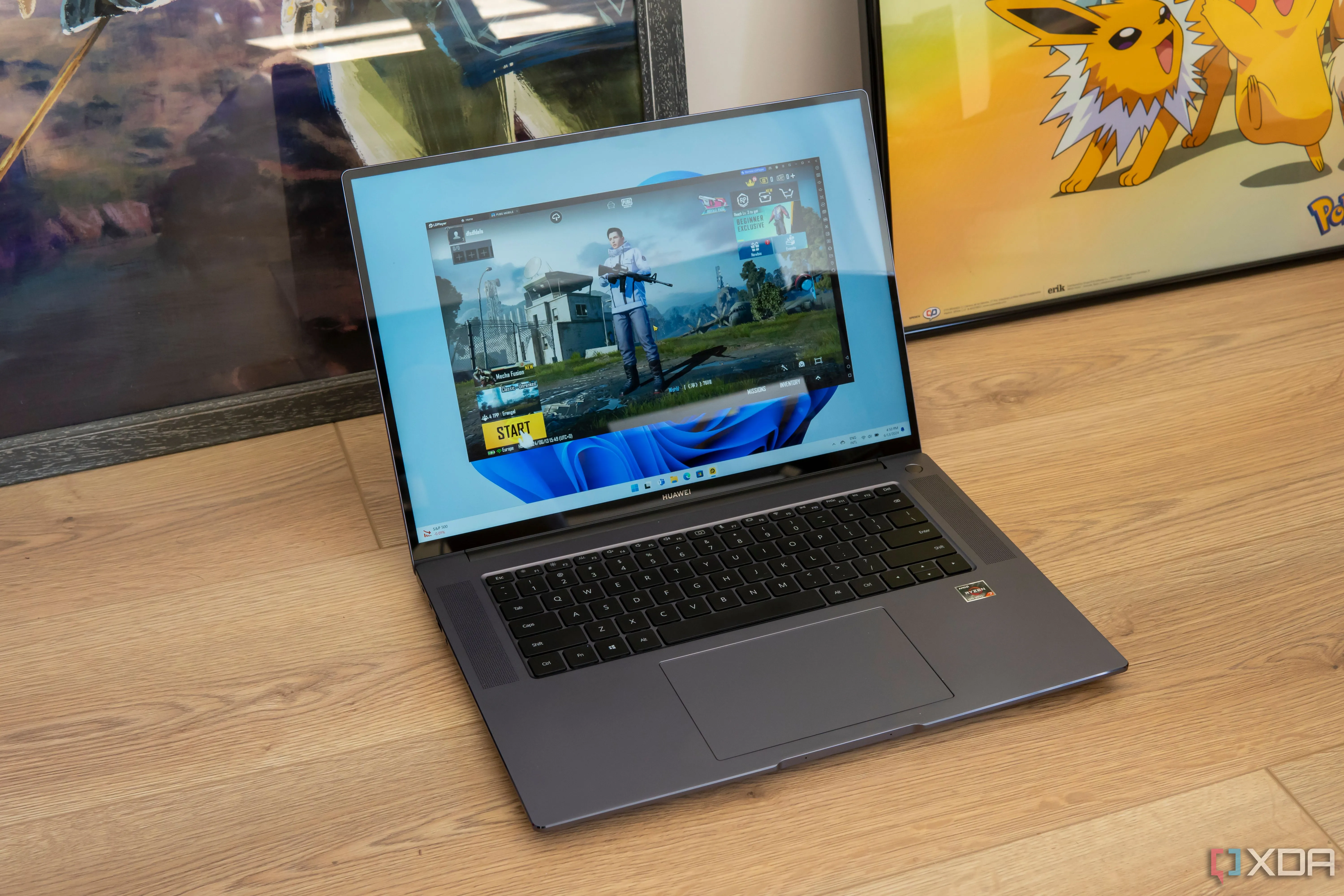 Laptop chạy giả lập Android trên Windows, thể hiện khả năng đa nhiệm và gaming trên PC