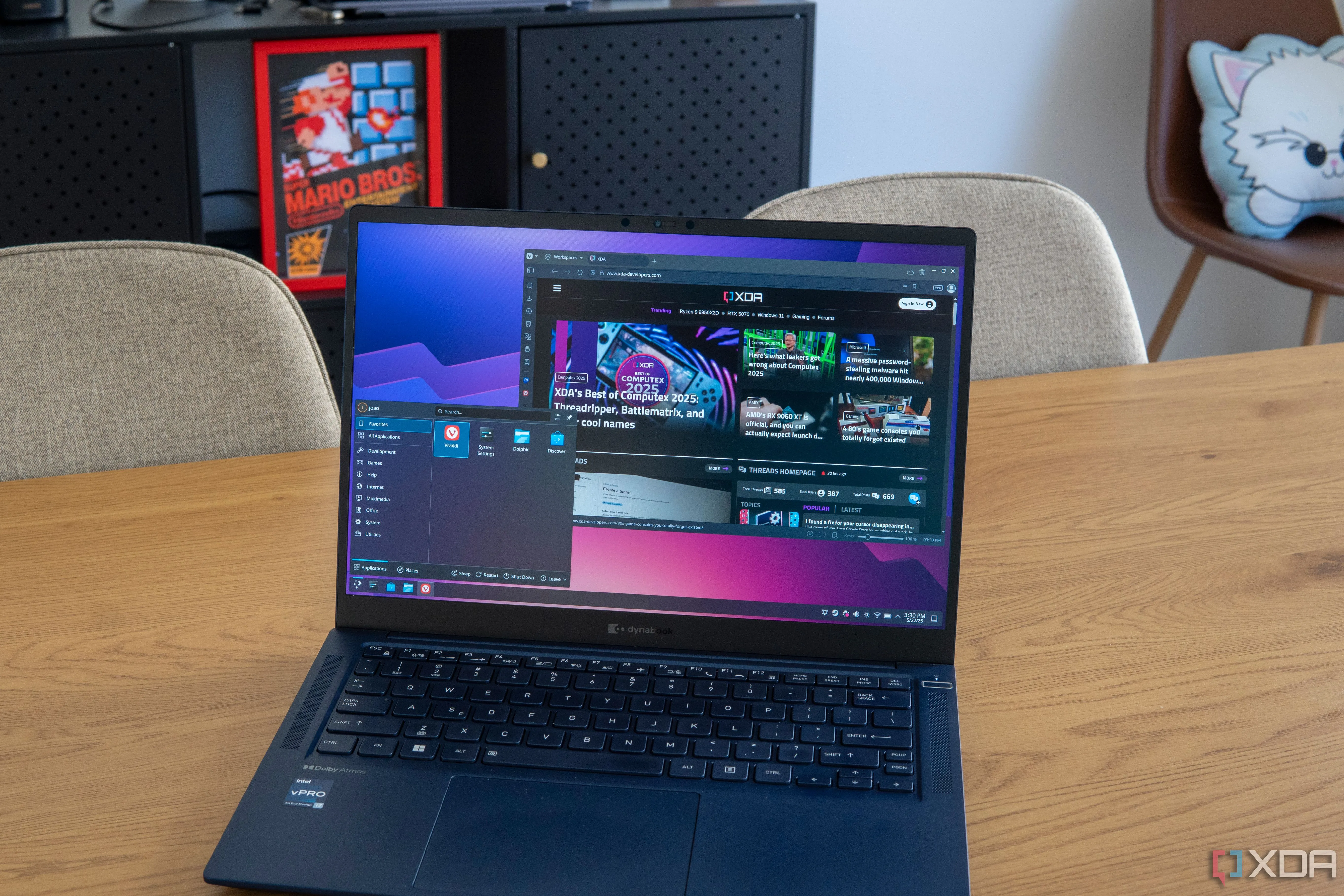 Laptop chạy hệ điều hành Arch Linux, minh họa ví dụ về phần mềm miễn phí