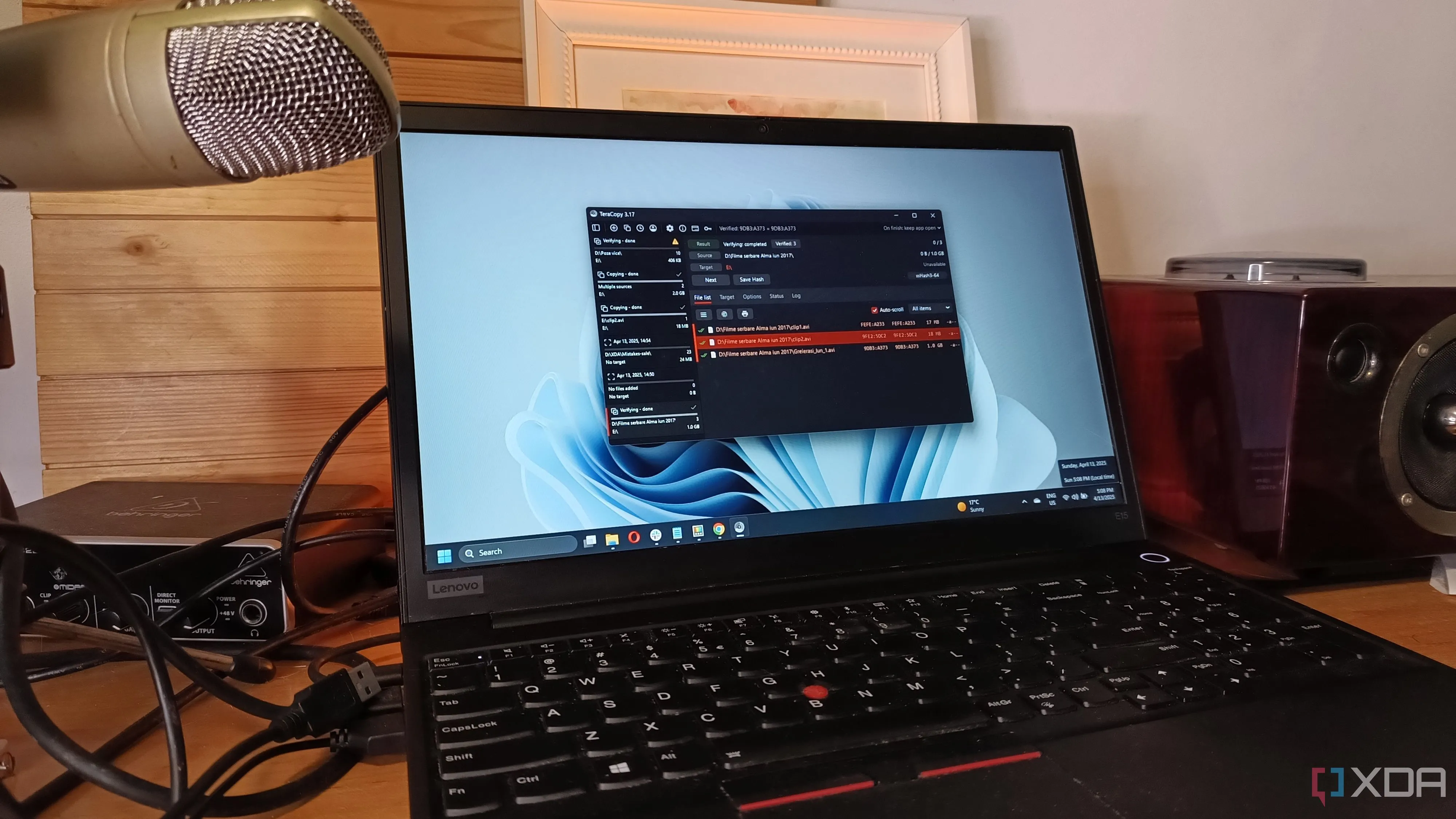 Laptop chạy Windows 11 hiển thị ứng dụng TeraCopy, minh họa cho hiệu suất và khả năng đa nhiệm của hệ điều hành.