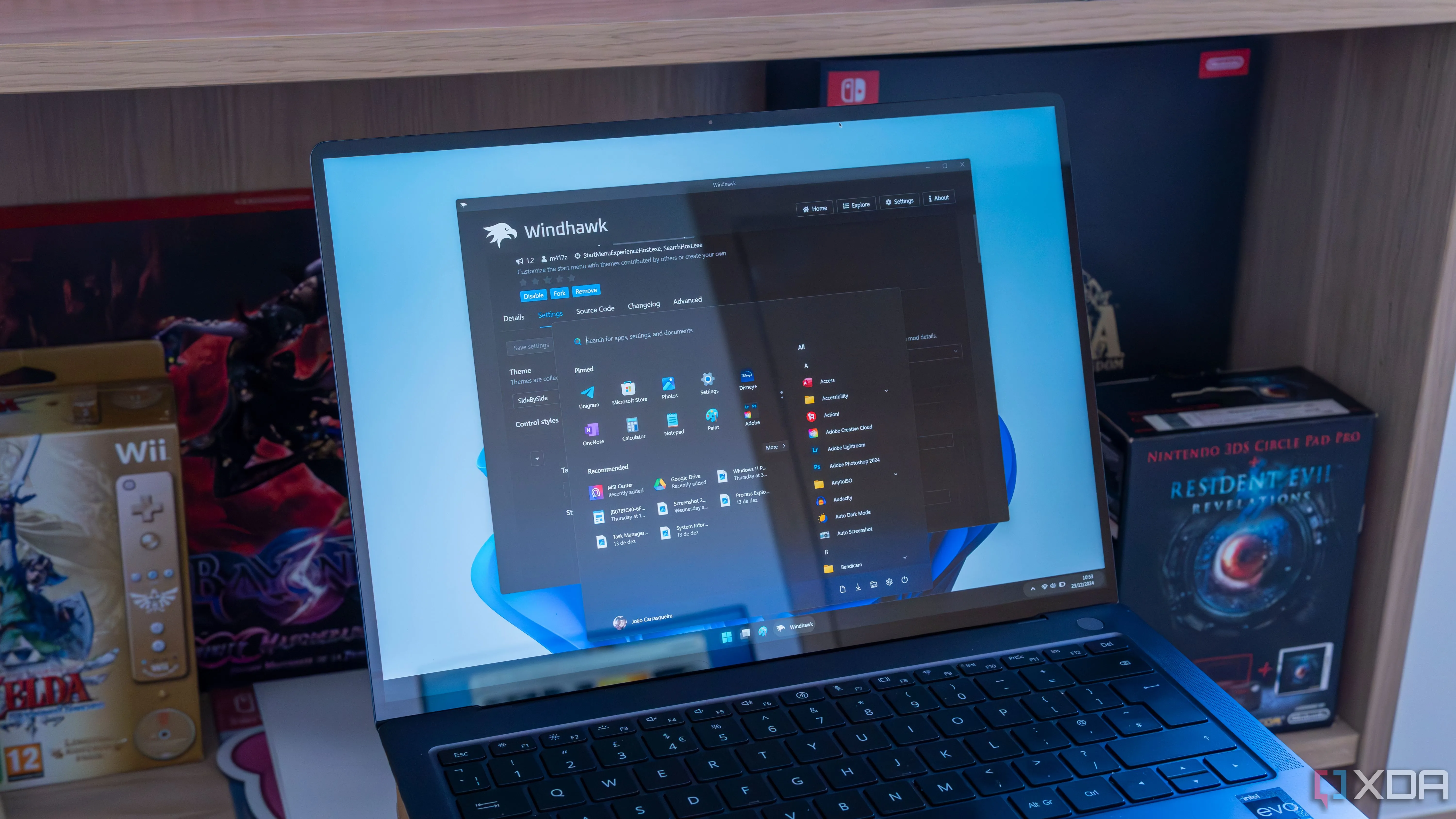 Laptop chạy Windows 11 và Windhawk với Taskbar và Start Menu tùy chỉnh