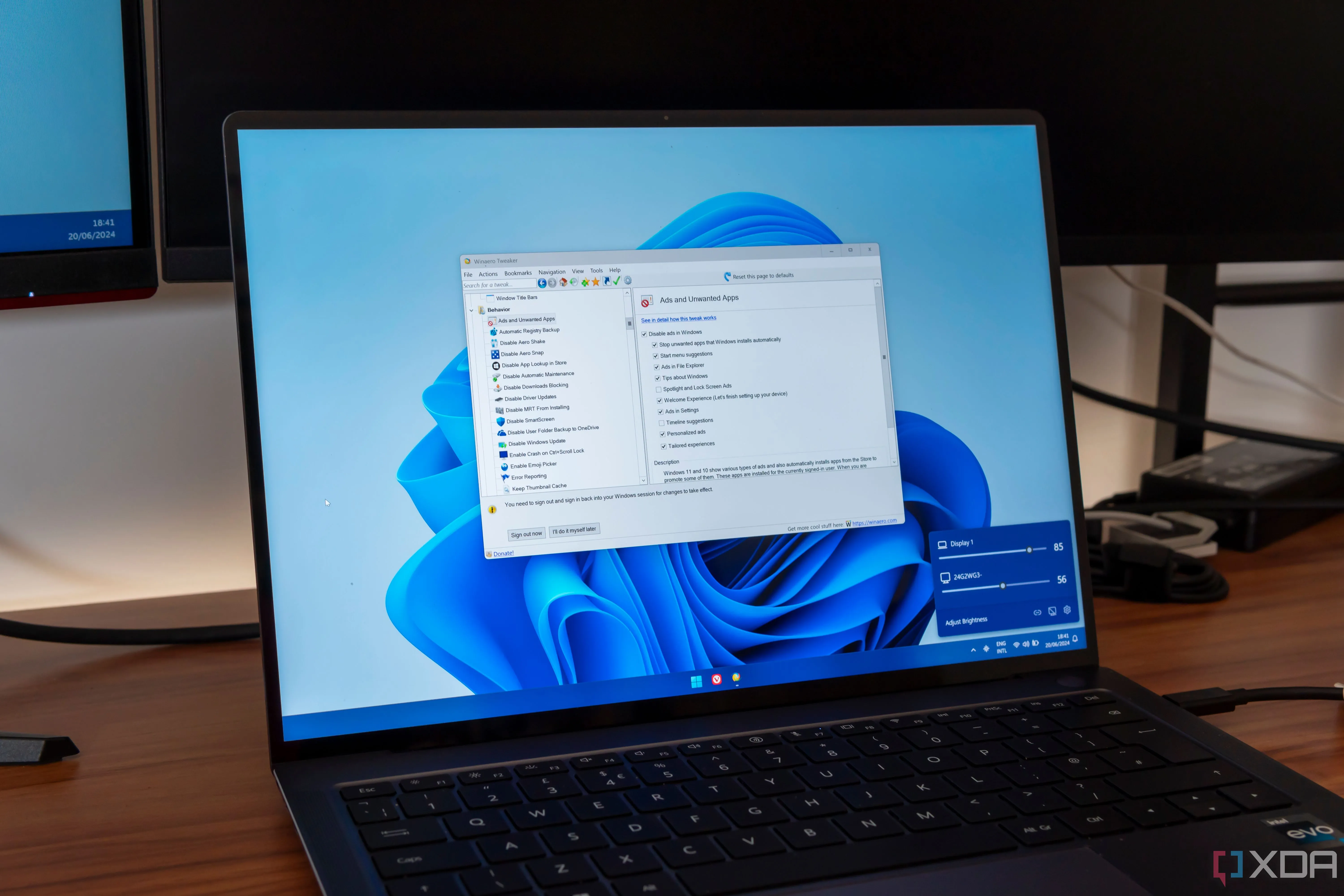 Laptop chạy Windows 11 với các ứng dụng tối ưu hệ thống, minh họa môi trường làm việc năng suất