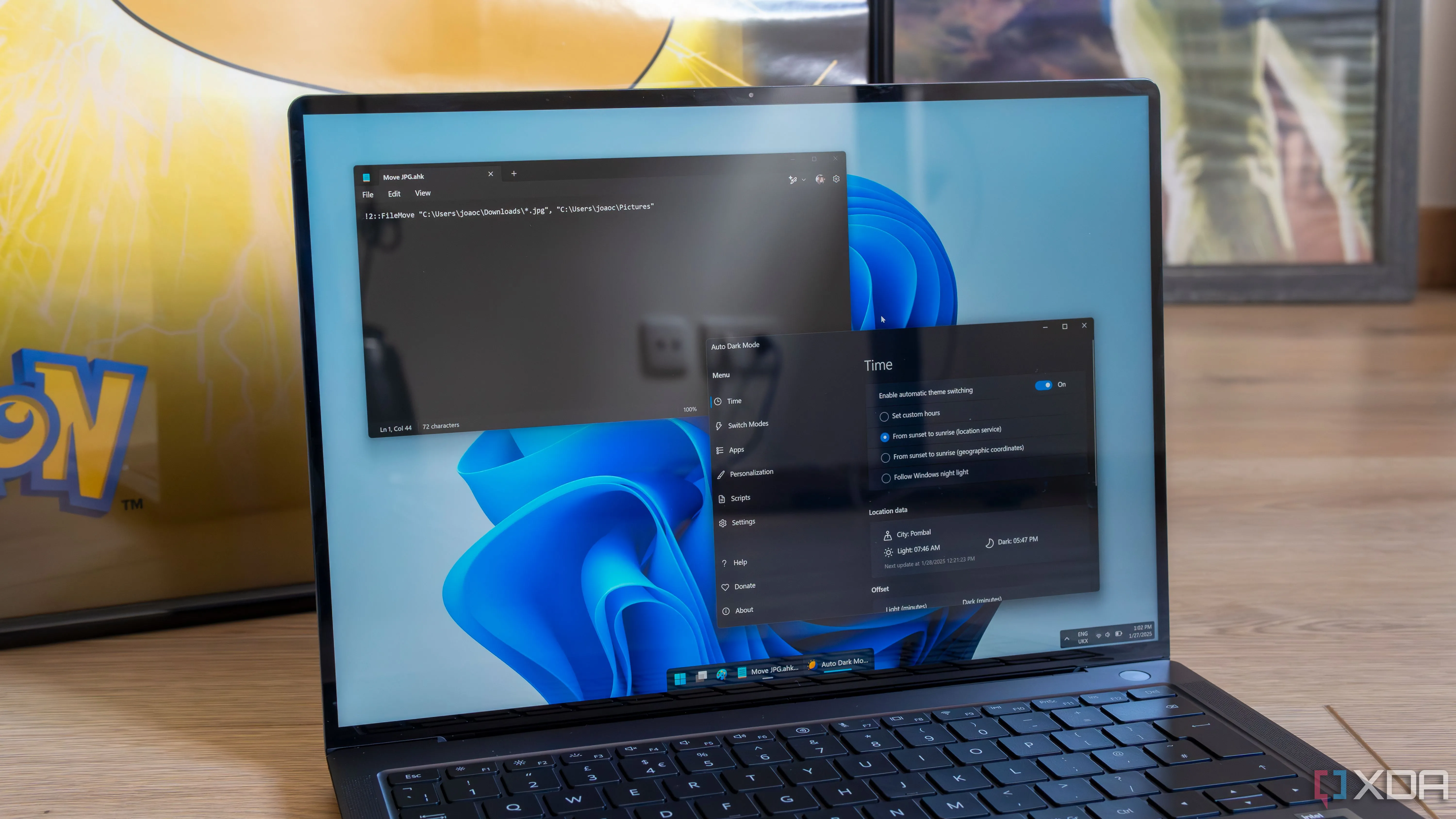 Laptop chạy Windows 11 với Notepad và Auto Dark Mode, thể hiện khả năng tự động hóa trên hệ điều hành