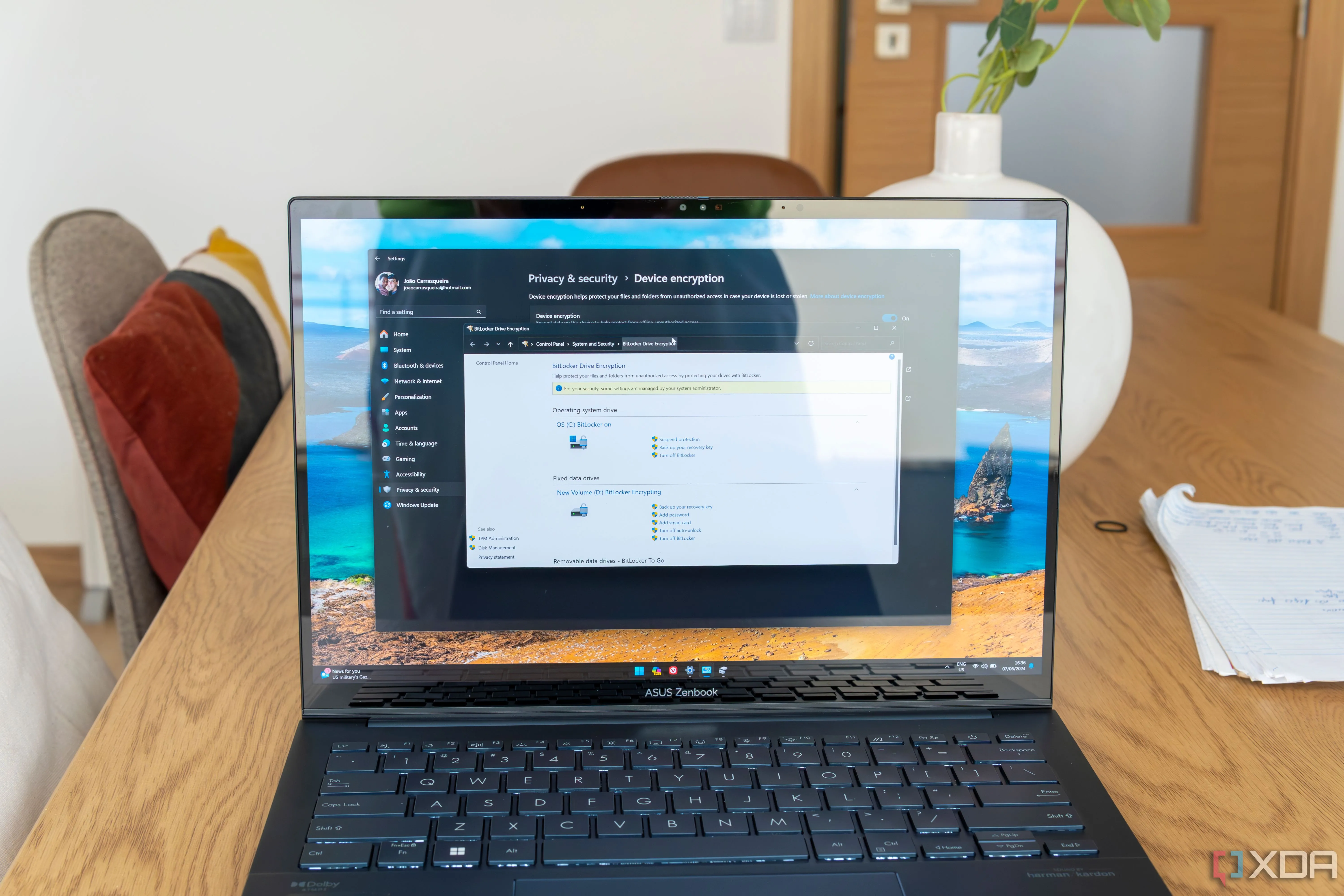 Laptop đang chạy Windows 11 hiển thị cài đặt BitLocker để mã hóa ổ đĩa bảo vệ dữ liệu