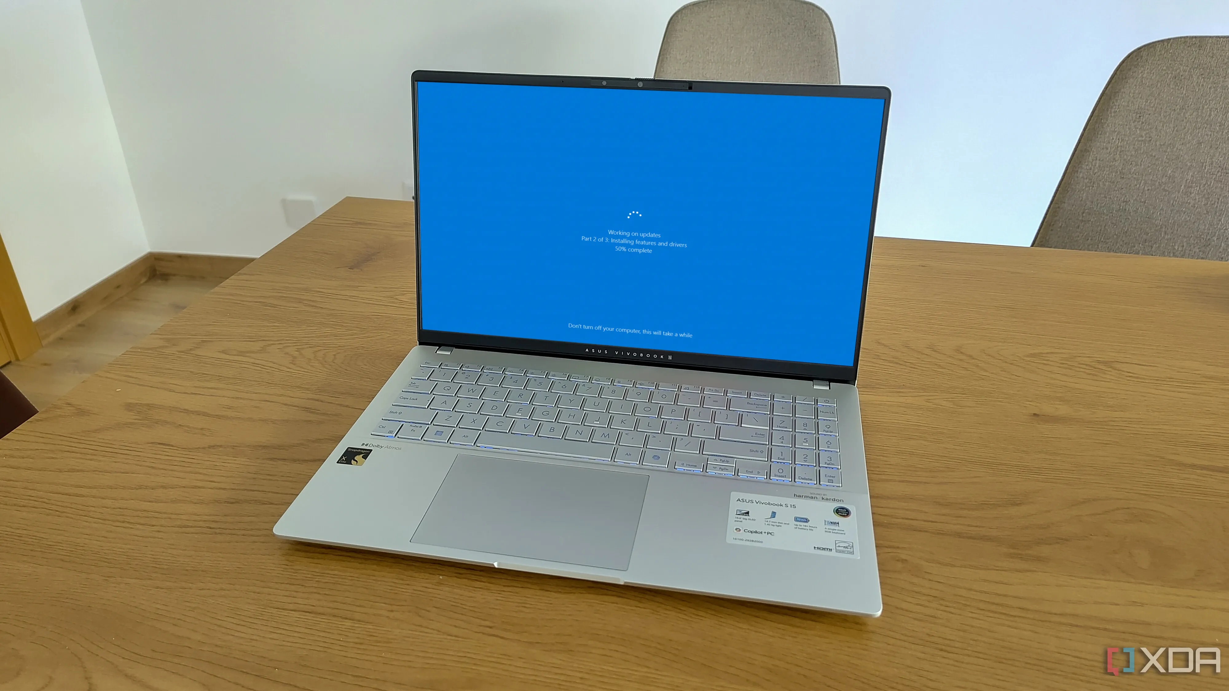Laptop đang khởi động lại để hoàn tất cài đặt các bản cập nhật Windows