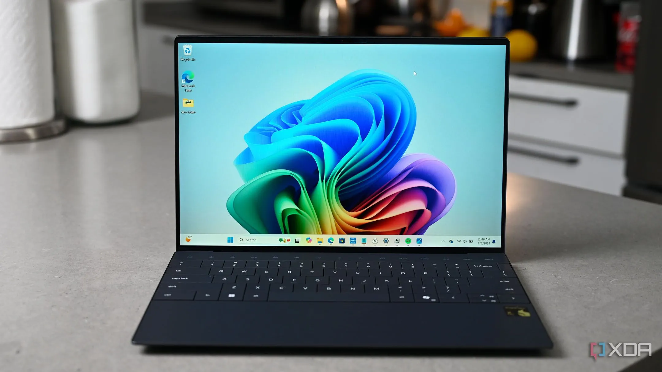 Laptop Dell XPS 9430 hiện đại trên bàn làm việc, gợi nhắc đến hiệu suất cao khi sử dụng TeraCopy