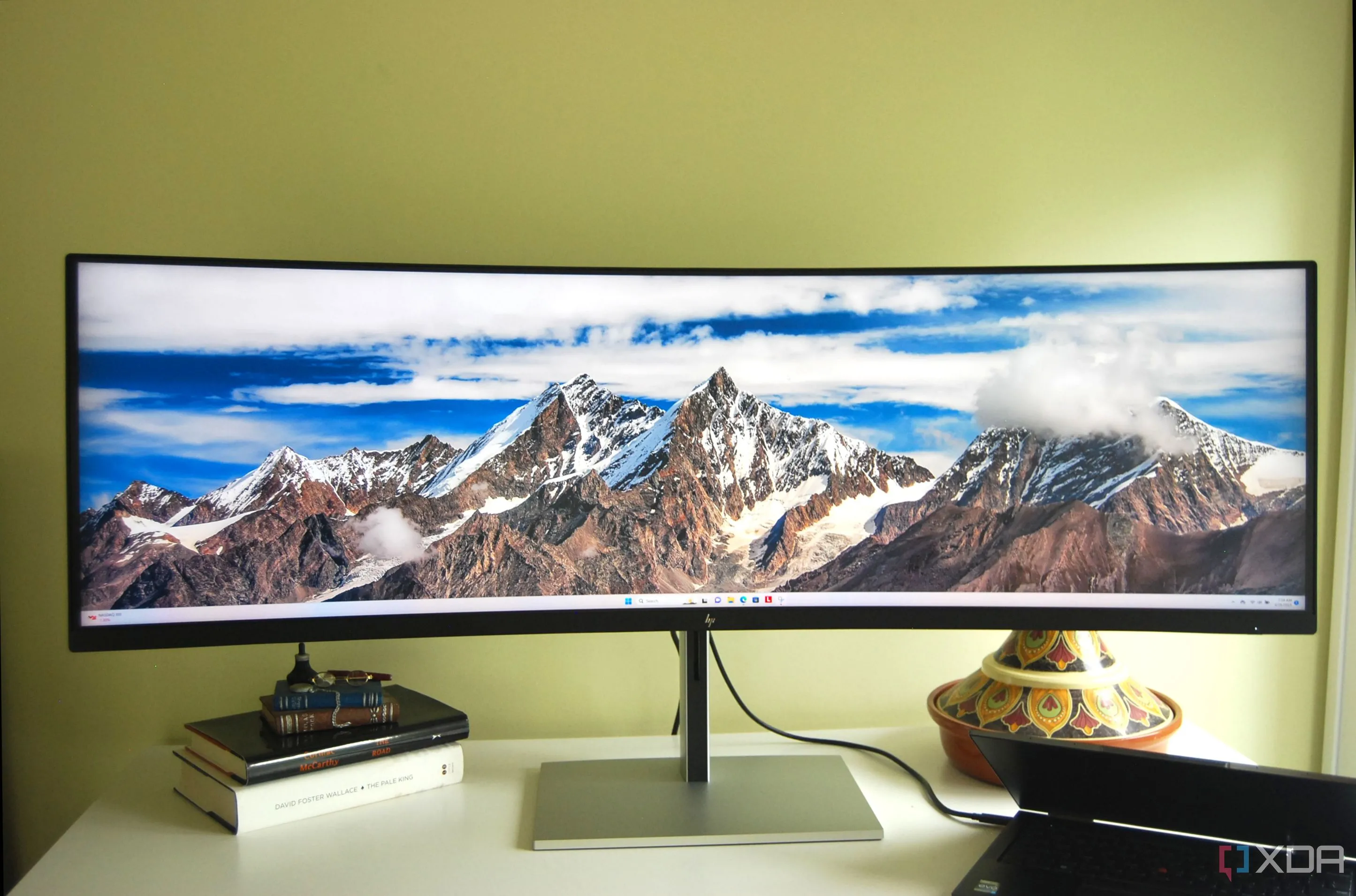 Laptop HP đang hiển thị macOS với nhiều cửa sổ và giao diện Liquid Glass