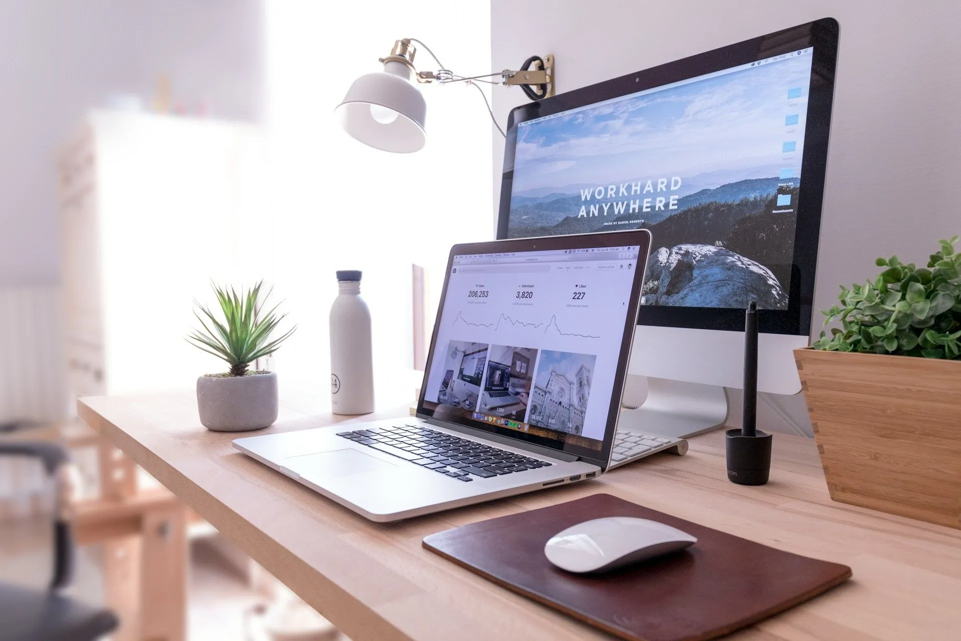 Laptop kết nối với màn hình rời, minh họa khả năng sử dụng màn hình thông minh làm màn hình máy tính
