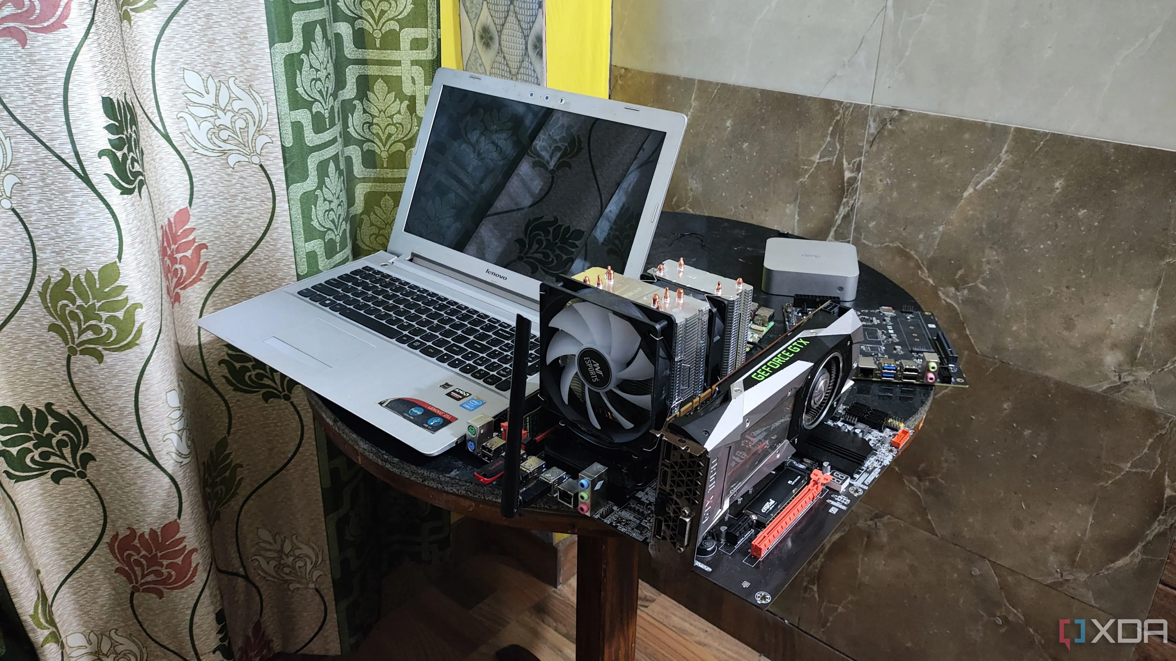 Laptop Lenovo Z51-70 cũ đặt cạnh máy chủ mini, minh họa việc sử dụng laptop làm home server