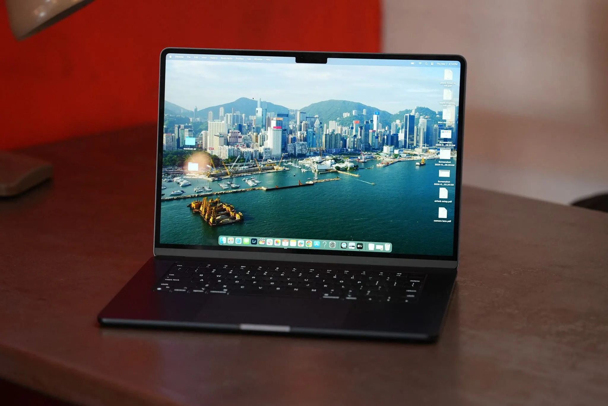 Laptop MacBook Air M3 màu vàng đặt trên bàn làm việc hiện đại