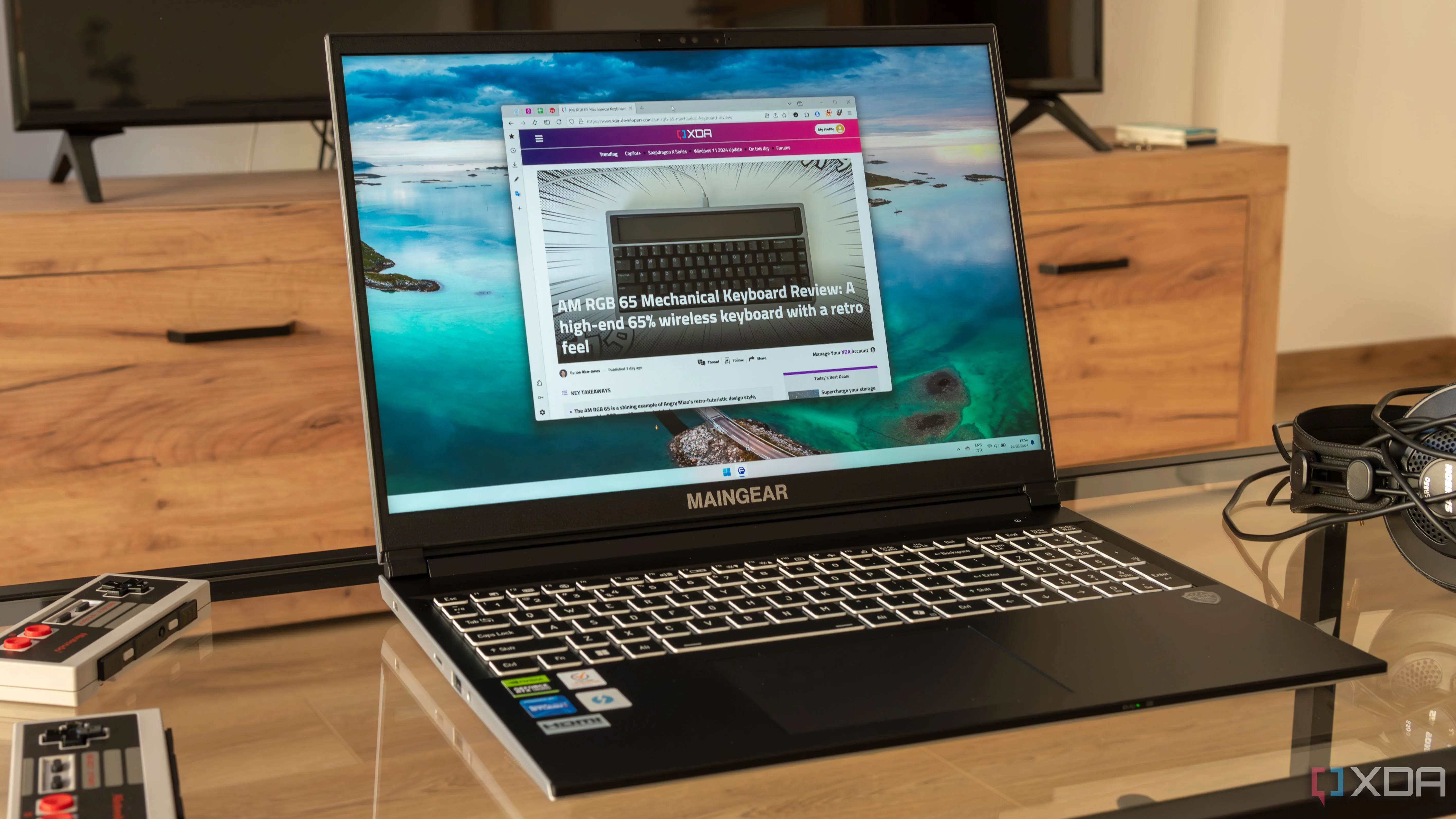 Laptop Maingear ML-16 2024 mạnh mẽ trên bàn làm việc hiện đại