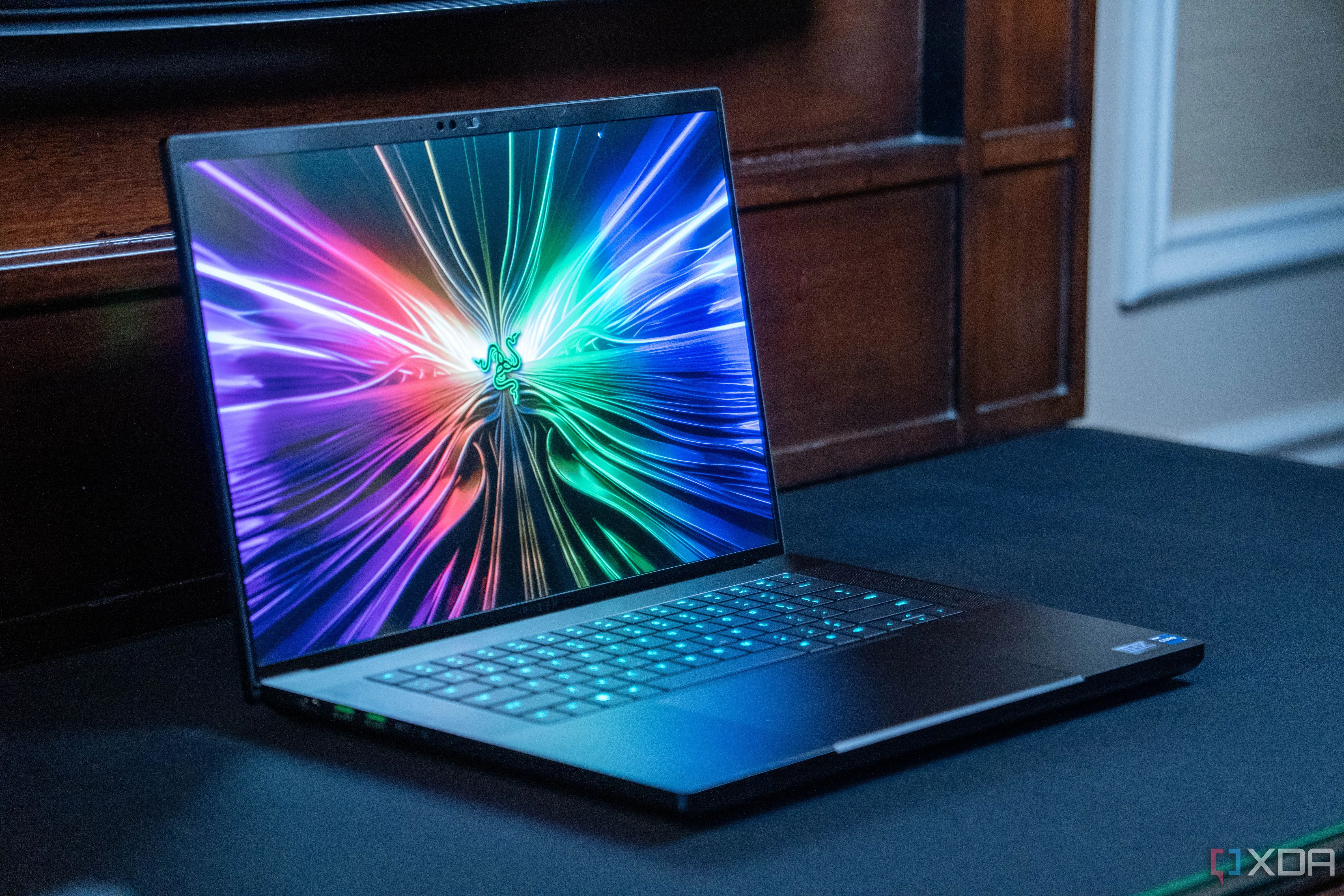 Laptop Razer Blade 16 với thiết kế cao cấp, minh họa thiết bị có thể hưởng lợi từ undervolting để tối ưu nhiệt độ và hiệu suất