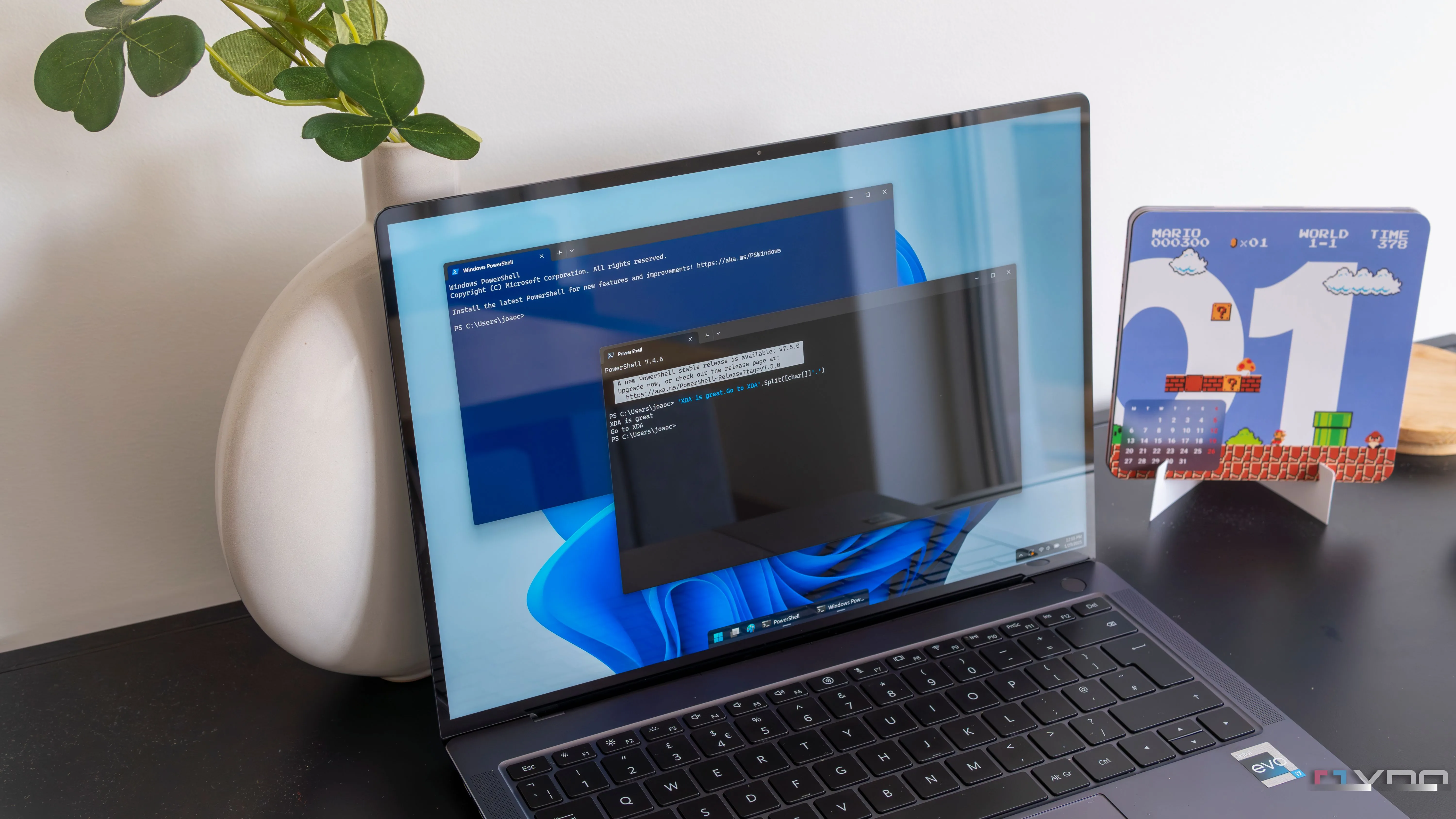 Laptop Windows 11 chạy đồng thời Windows PowerShell và PowerShell Core trong các cửa sổ terminal riêng biệt