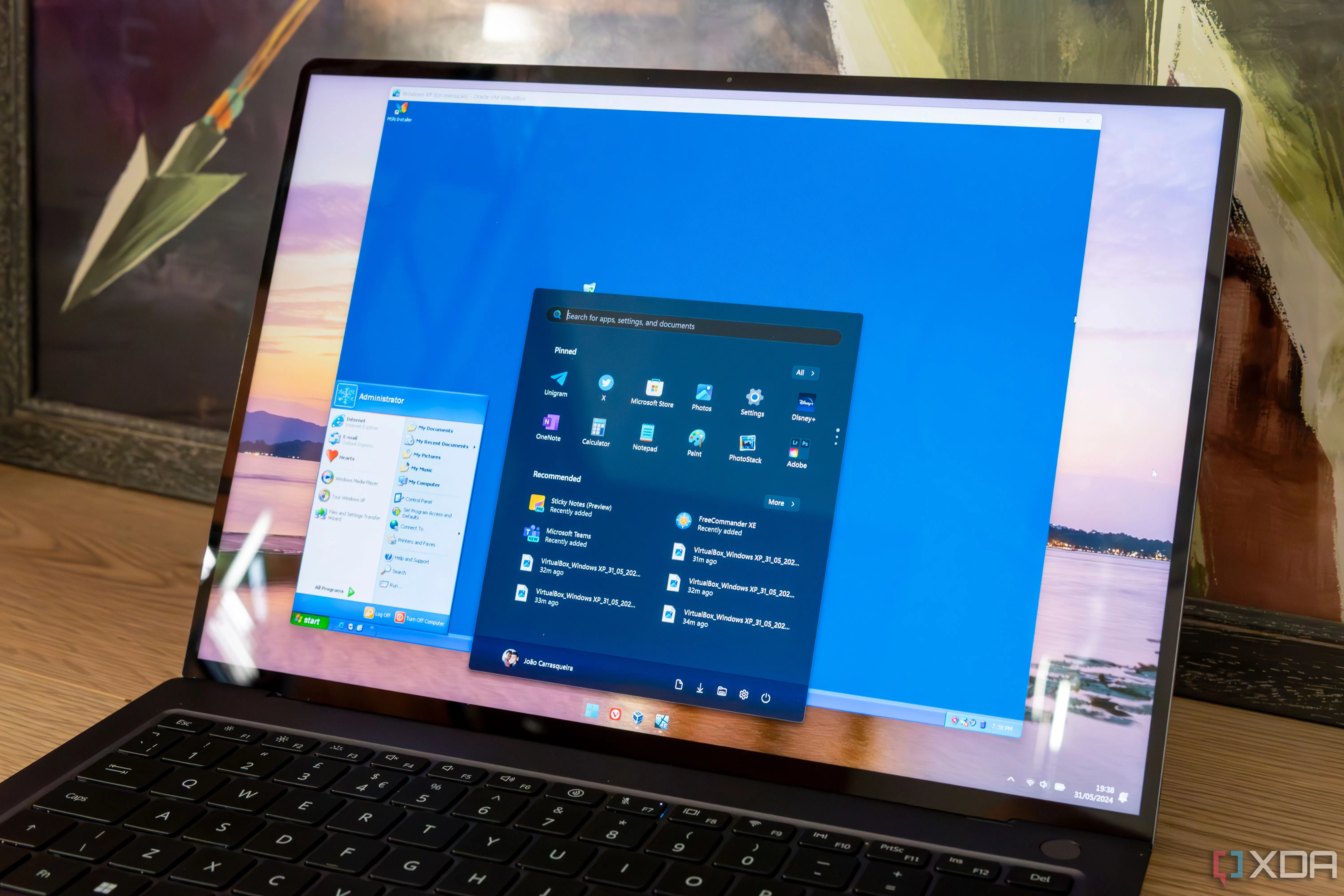 Laptop Windows 11 chạy Windows XP trong máy ảo, cho phép sử dụng ứng dụng cũ không tương thích
