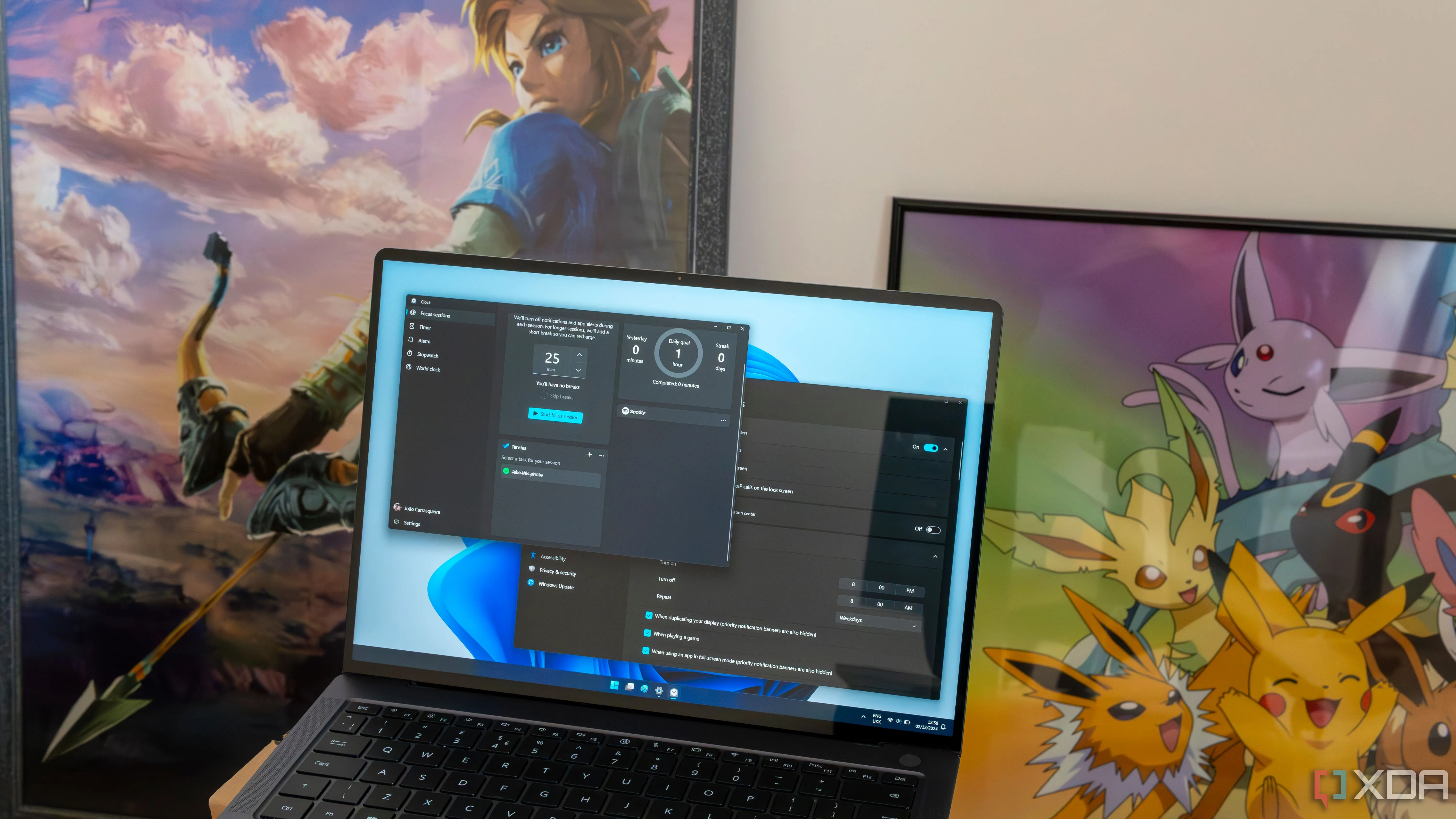 Laptop Windows 11 hiển thị cài đặt thông báo và ứng dụng Đồng hồ đang mở trong tab Phiên tập trung