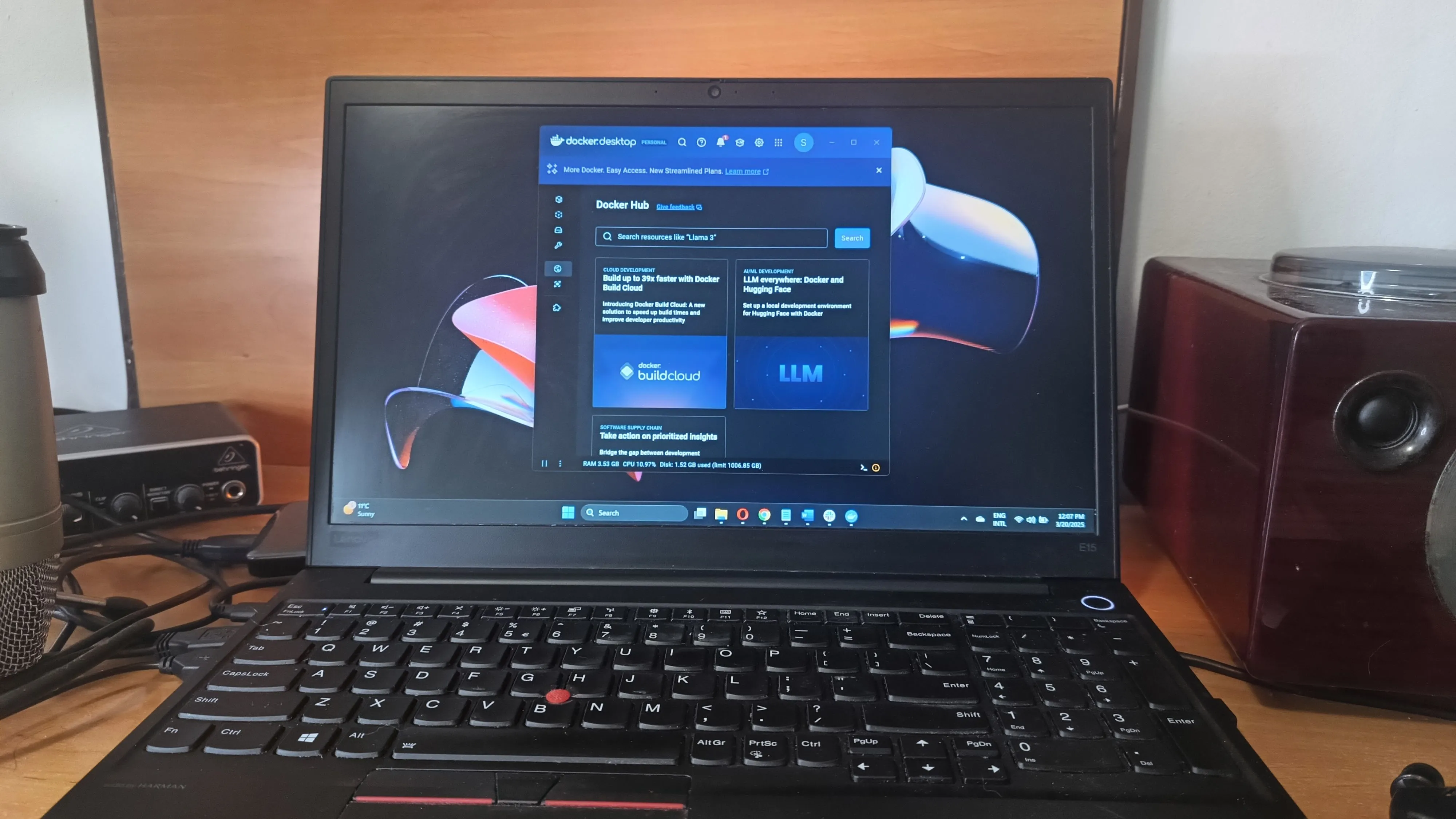 Laptop Windows 11 hiển thị Docker đang chạy