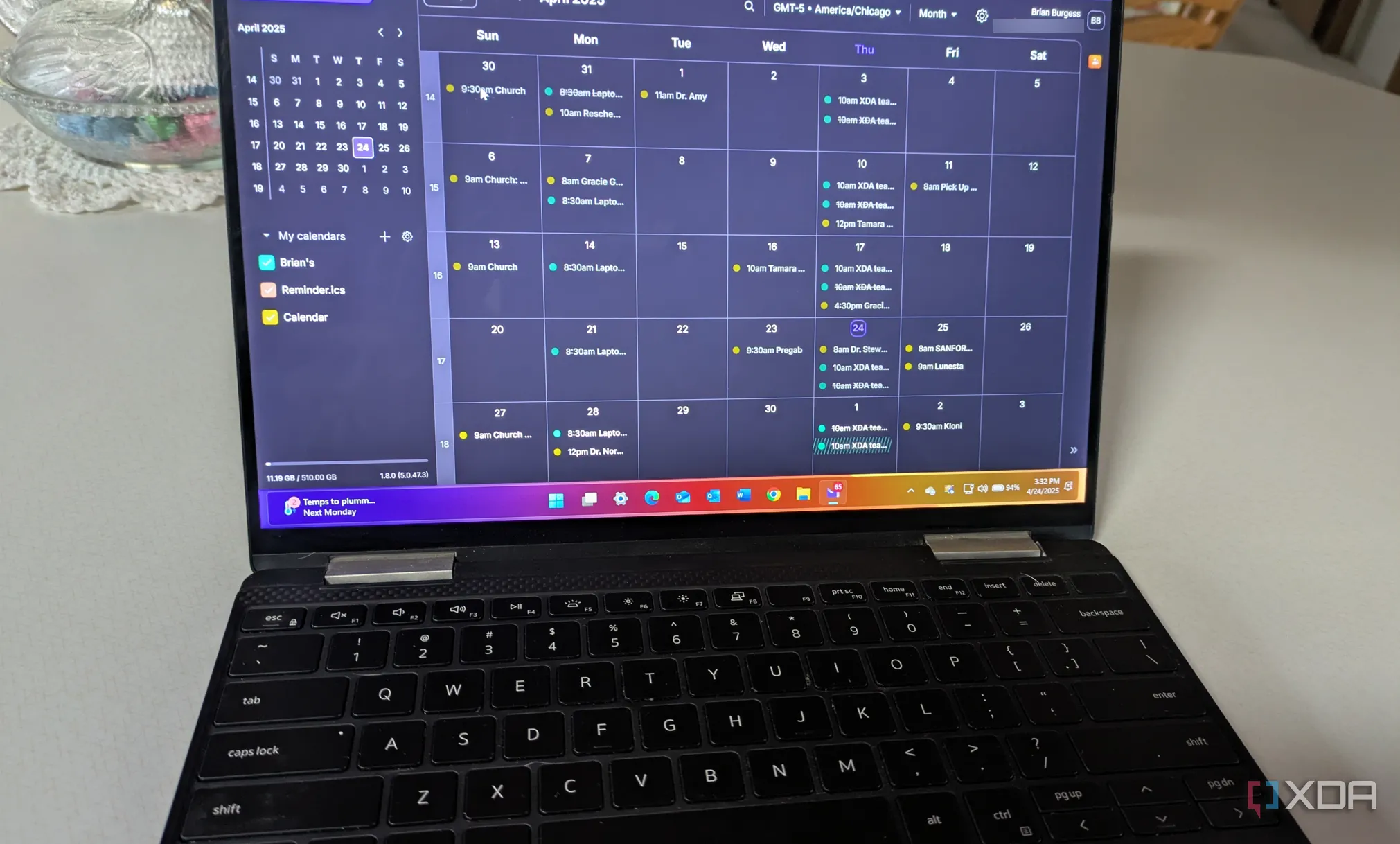 Lịch Proton Calendar đang hiển thị trên giao diện máy tính xách tay chạy Windows 11, minh họa trải nghiệm người dùng trên desktop.