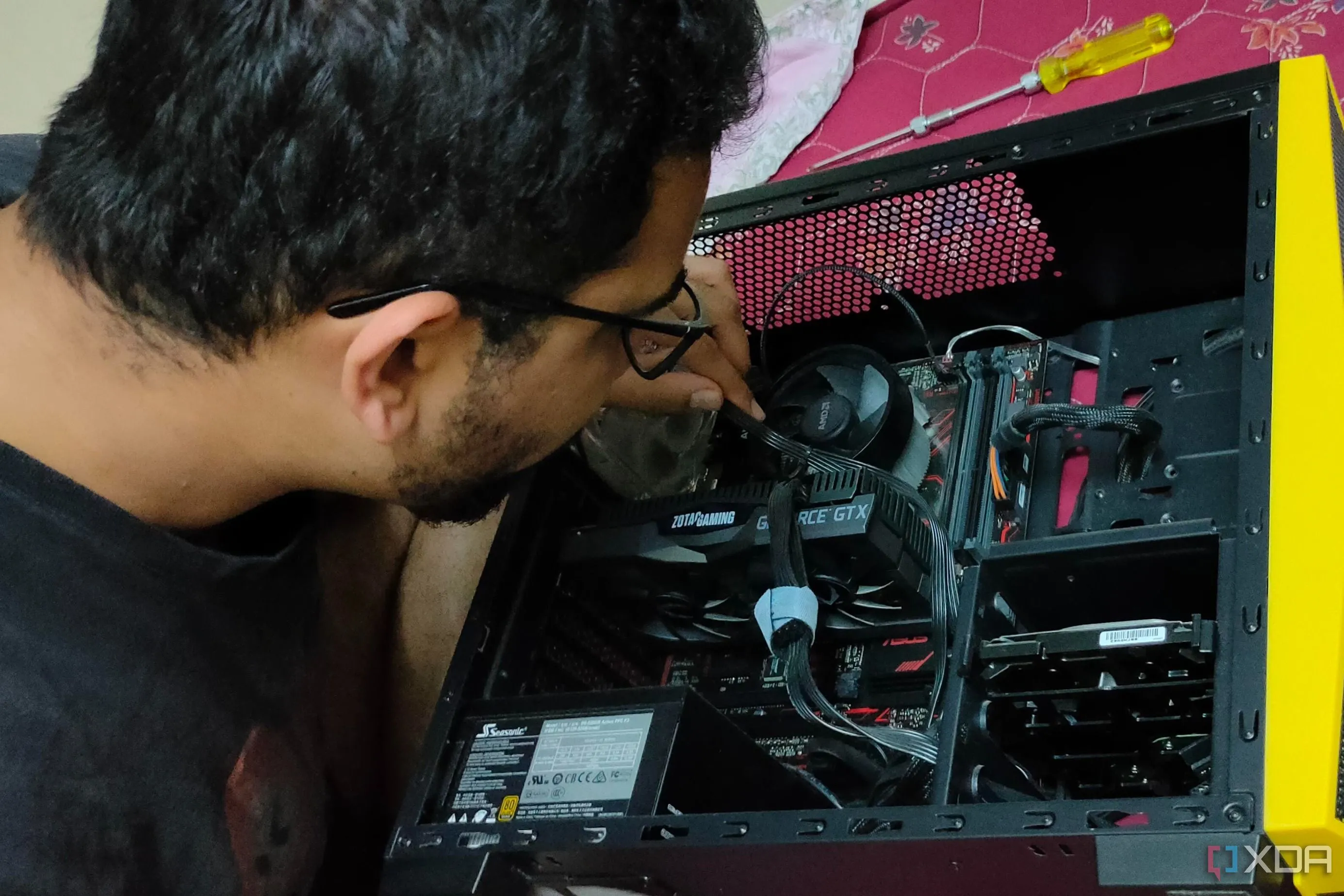 Linh kiện bên trong một bộ PC gaming với CPU AMD Ryzen và card đồ họa Nvidia, minh họa quá trình lắp ráp PC cũ