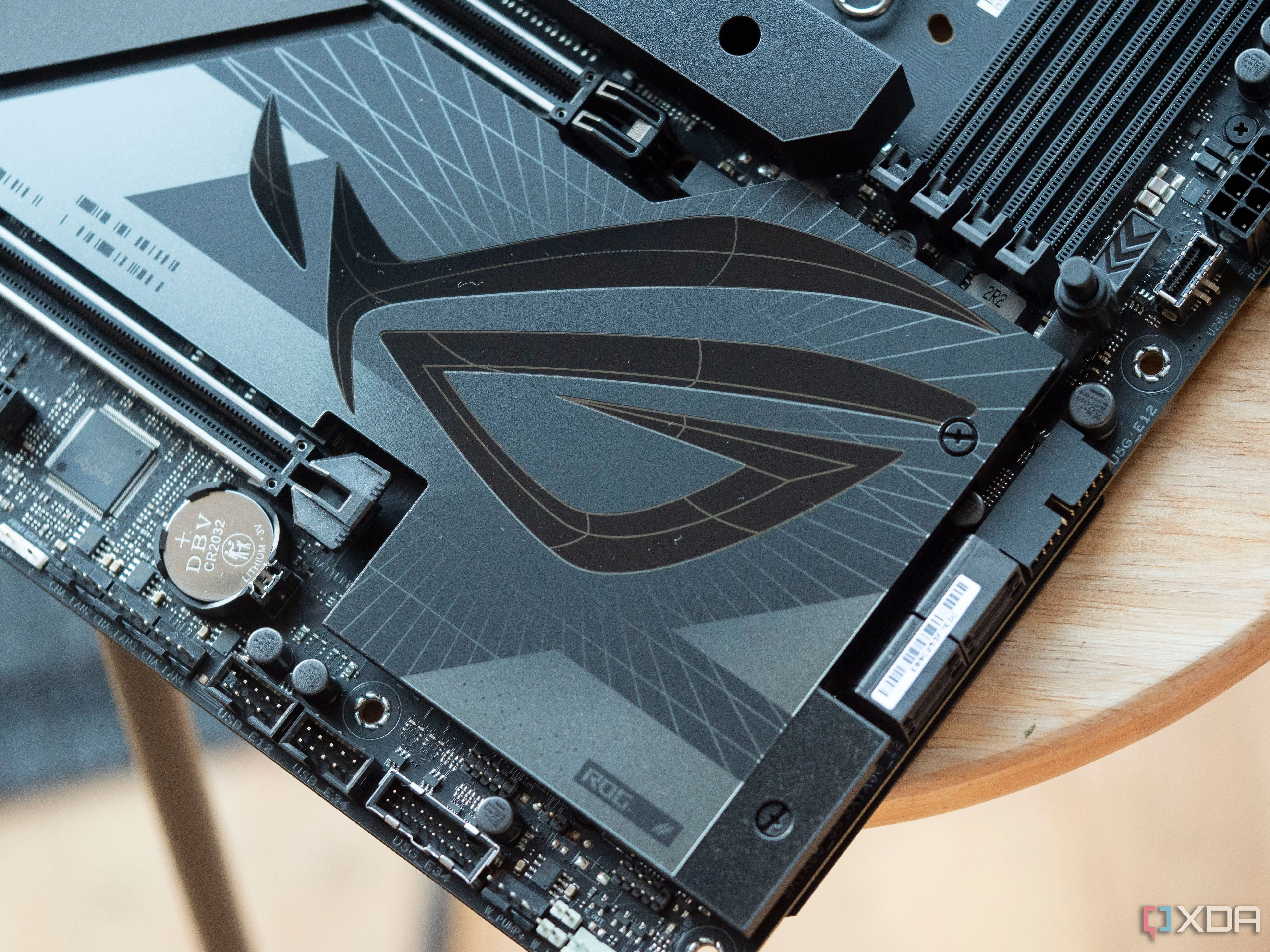 Logo Asus ROG trên bo mạch chủ Maximus Z790 Dark Hero