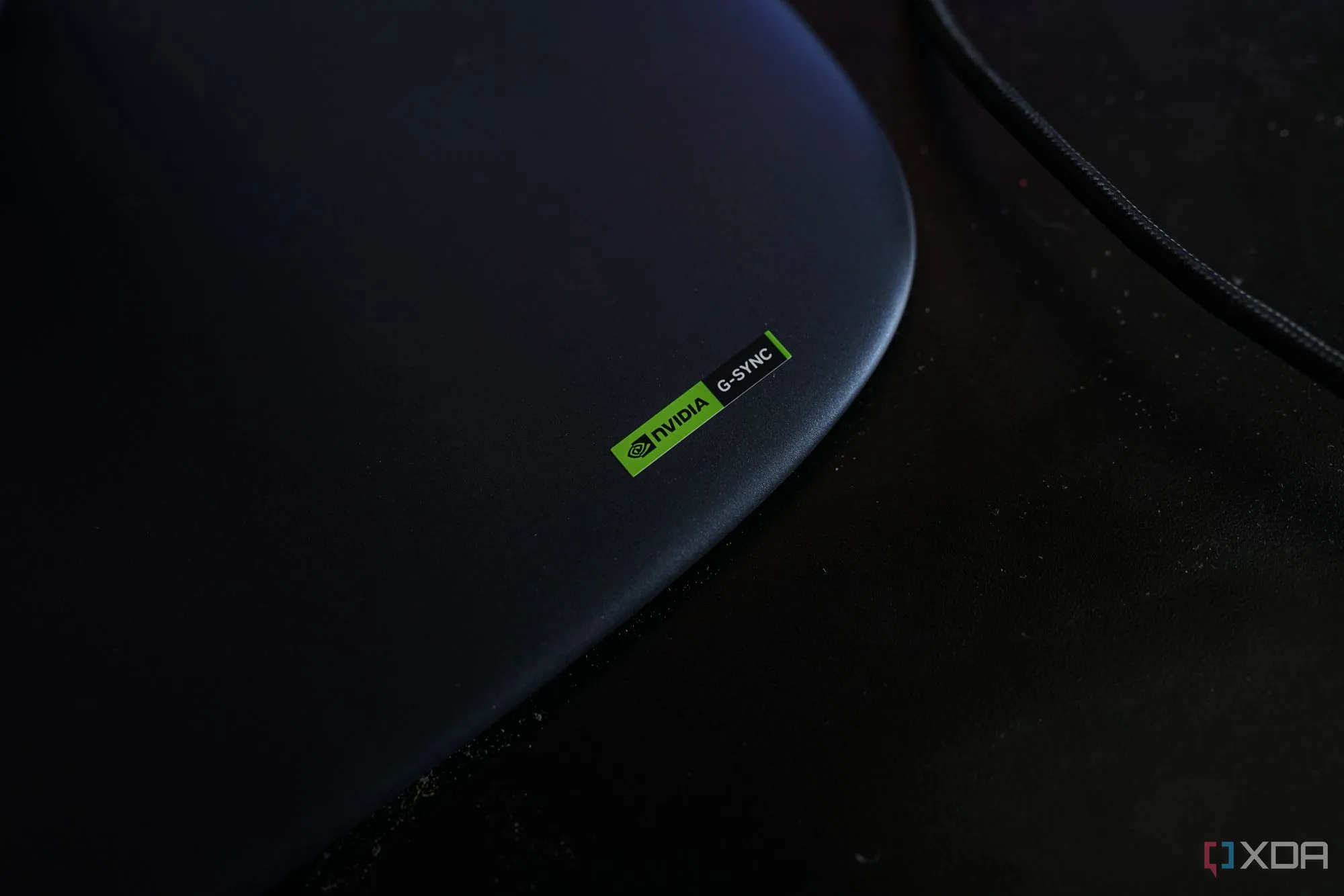 Logo G-Sync Compatible trên màn hình Alienware AW2725Q, đảm bảo trải nghiệm chơi game mượt mà