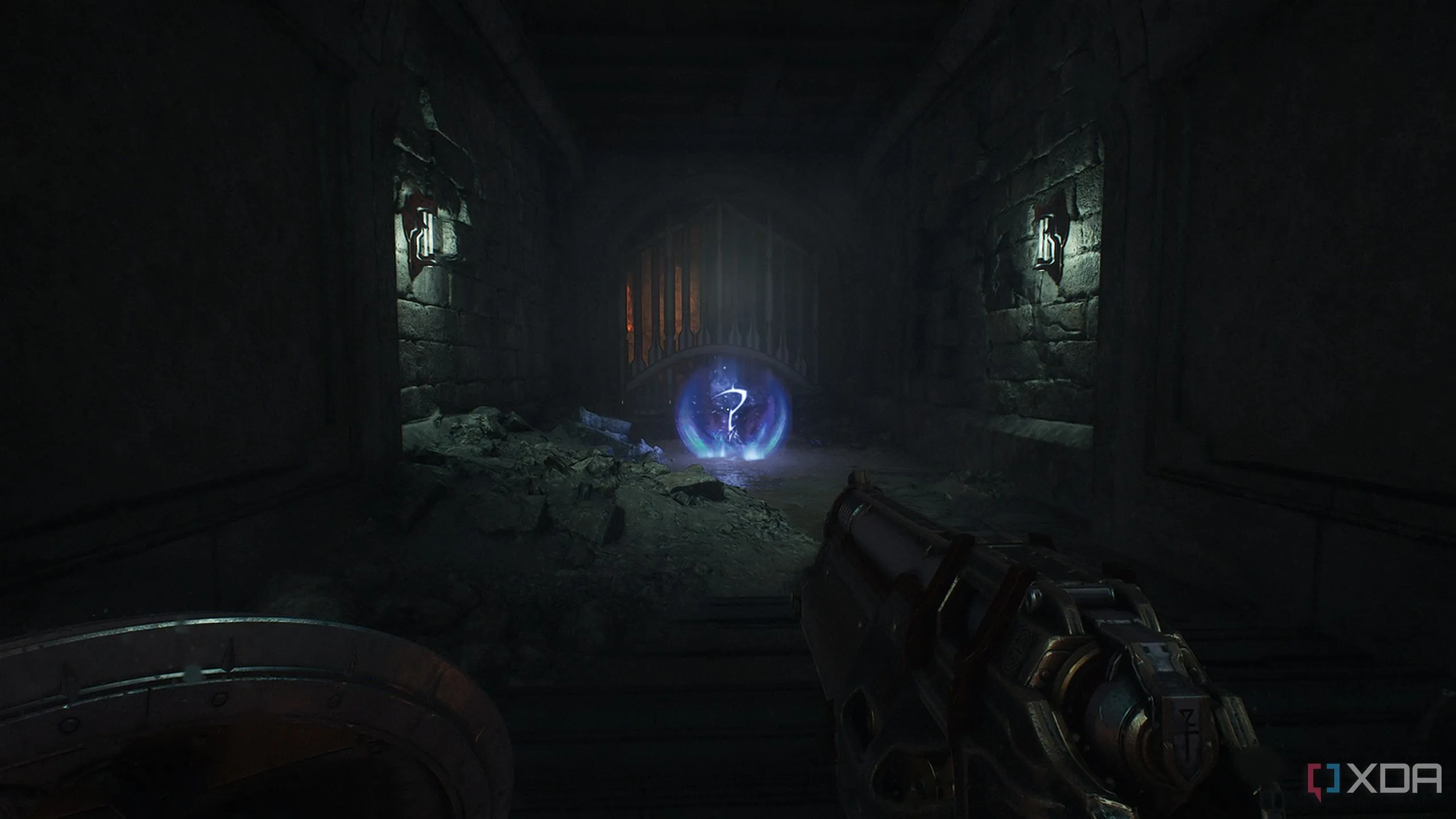 Lối đi bị chặn với biểu tượng khóa màu xanh dẫn đến vật phẩm sưu tầm bí mật