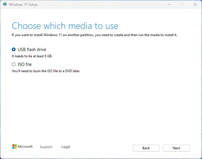 Lựa chọn giữa USB flash drive hoặc tệp ISO để tạo phương tiện cài đặt Windows 11