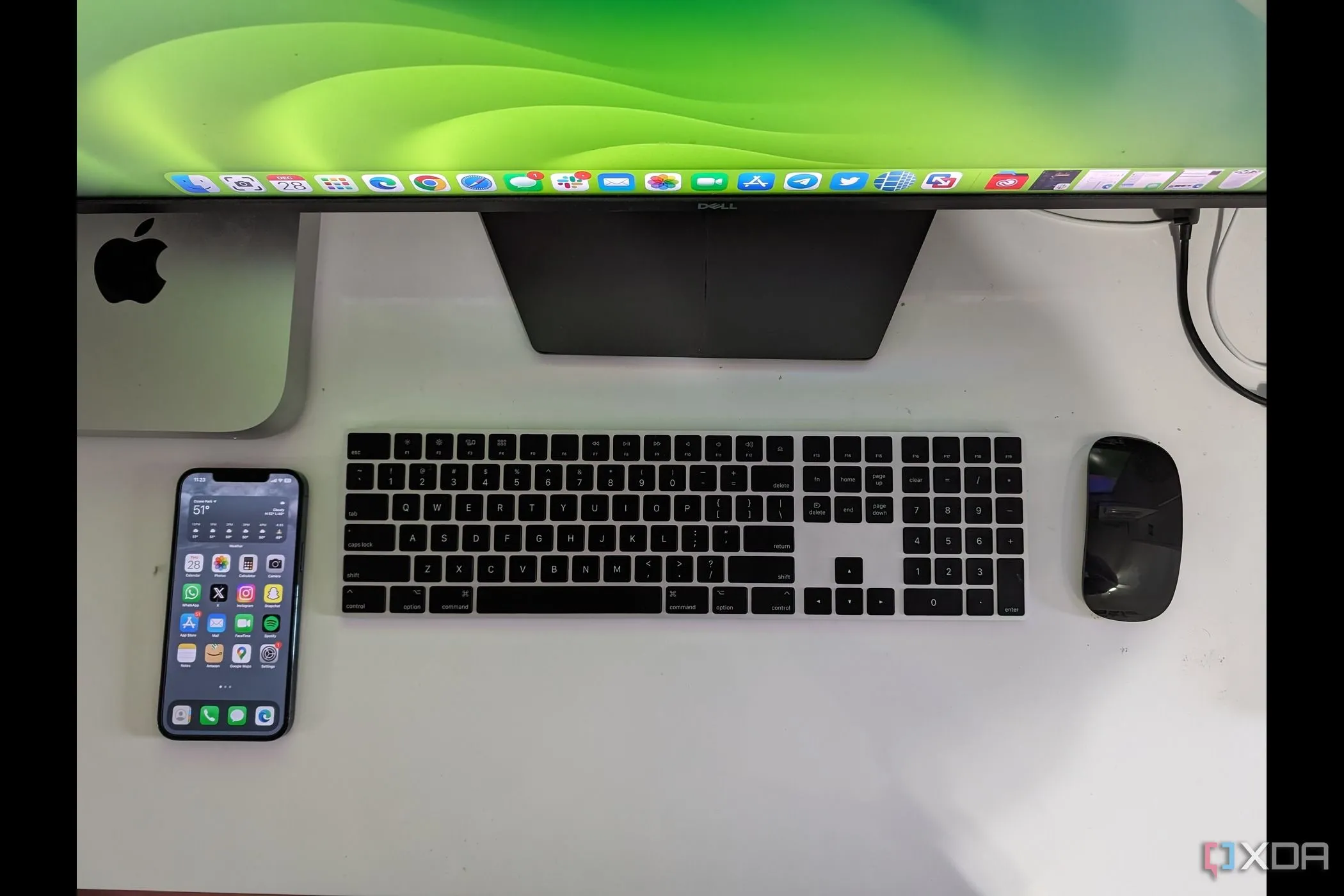 Mac mini kết nối màn hình ultrawide và bàn phím