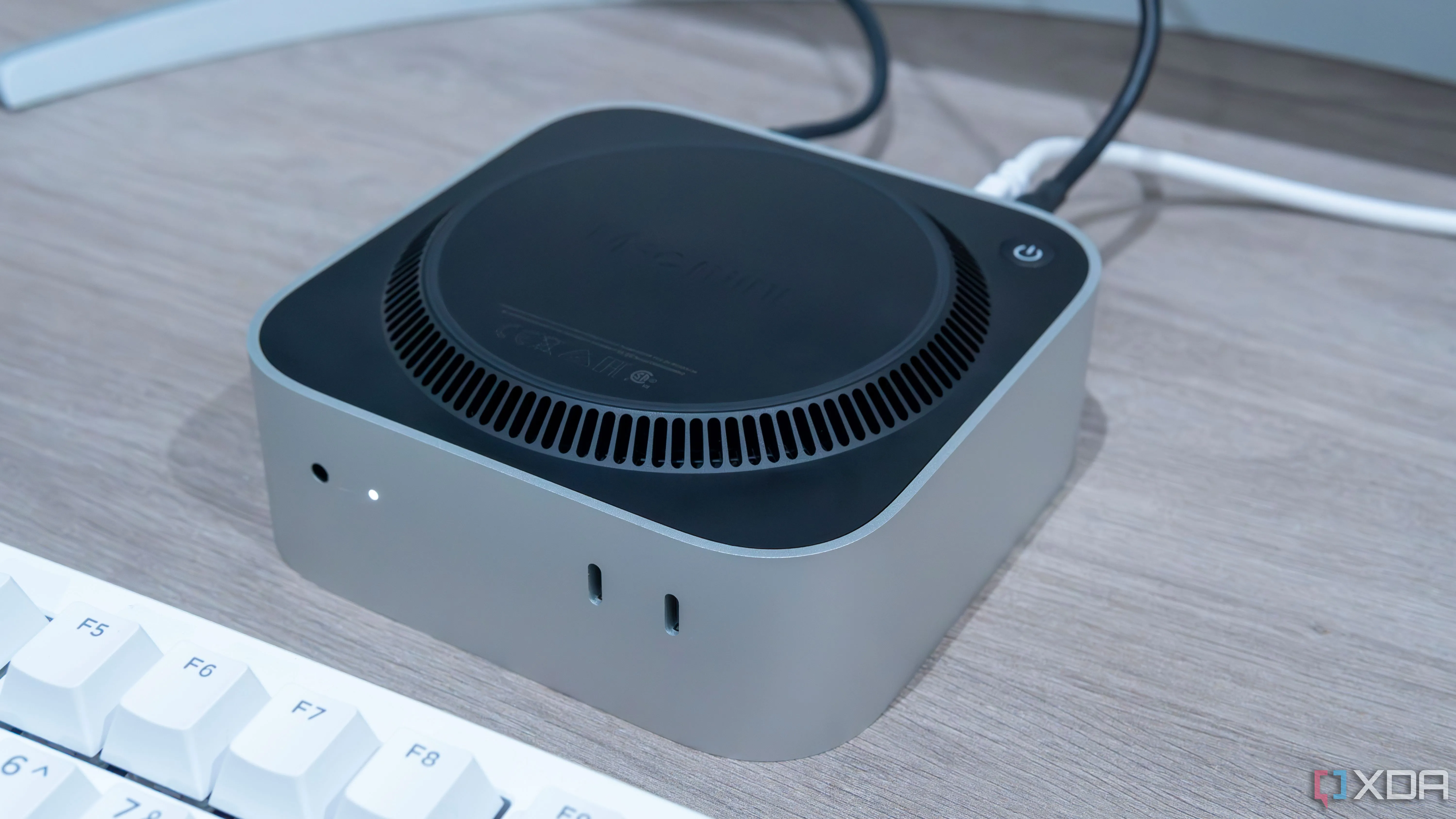 Mac Mini lật ngược, minh họa kích thước nhỏ gọn và thiết kế hiệu quả năng lượng, phù hợp làm home server tiết kiệm điện