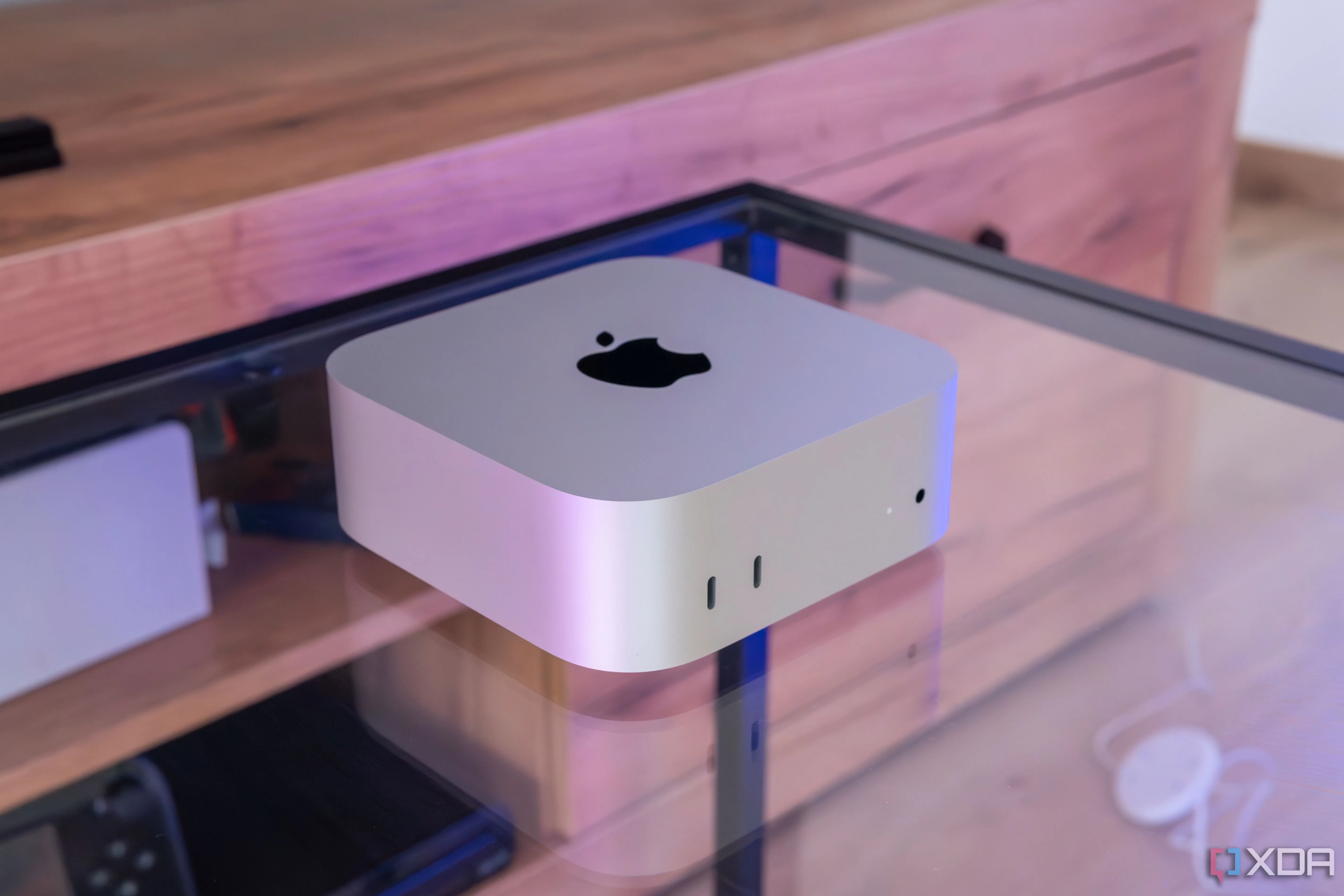 Mac Mini M4 đặt trên bàn kính, thể hiện thiết kế nhỏ gọn và sang trọng của máy