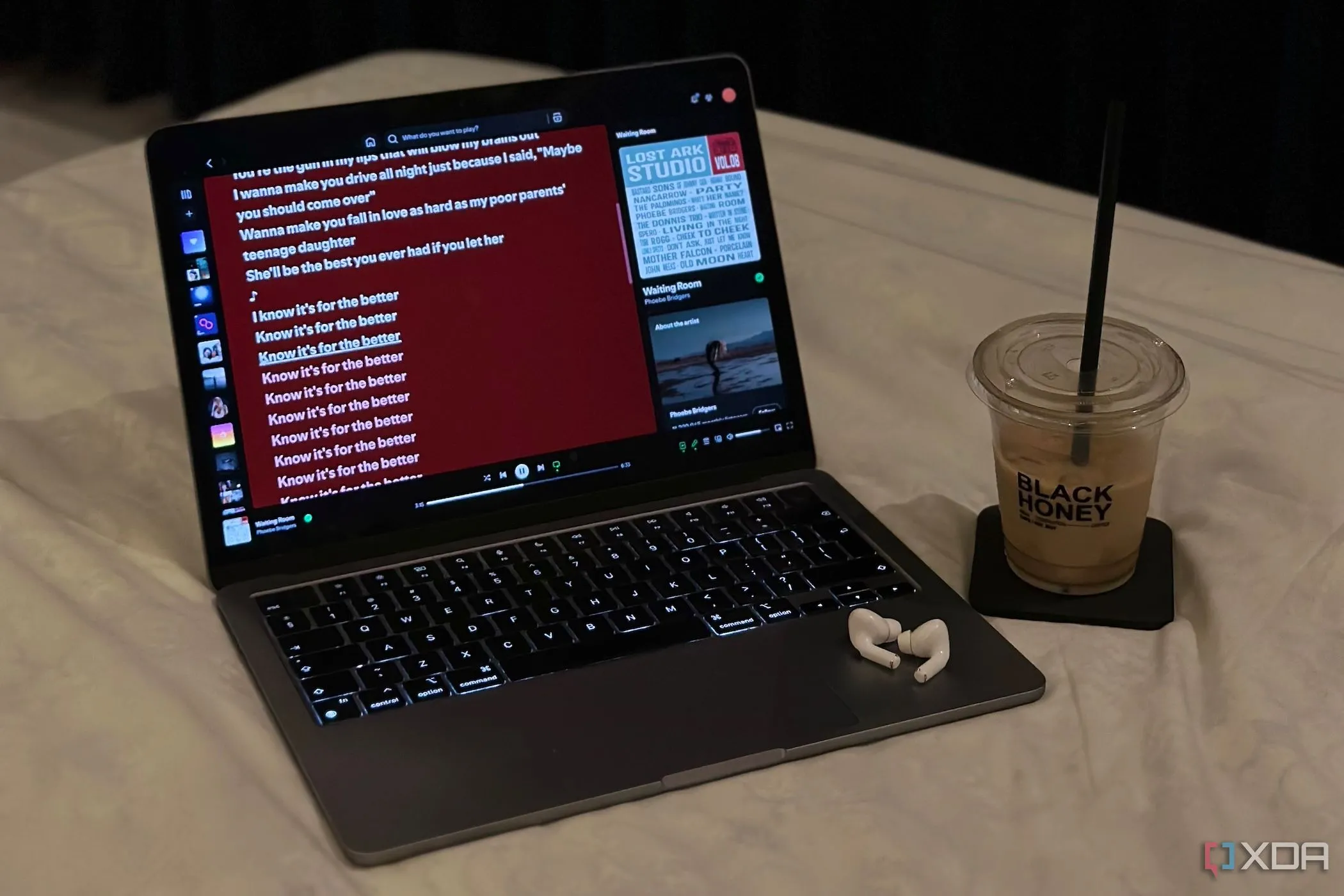 MacBook, AirPods và cà phê đá trên giường