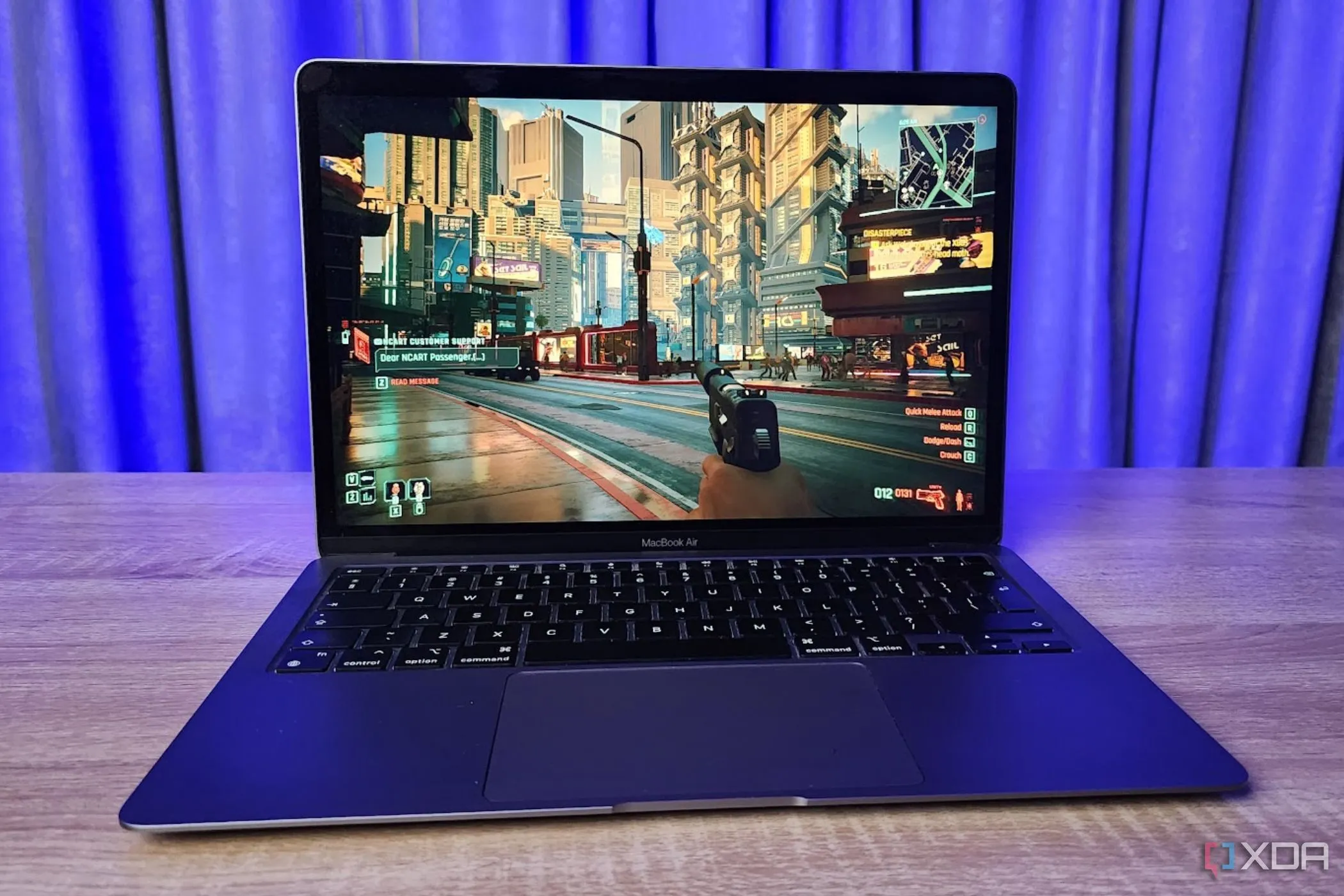 MacBook chạy Cyberpunk 2077 thông qua Game Porting Kit và Rosetta 2, minh họa khả năng chơi game AAA trên phần cứng không chuyên dụng