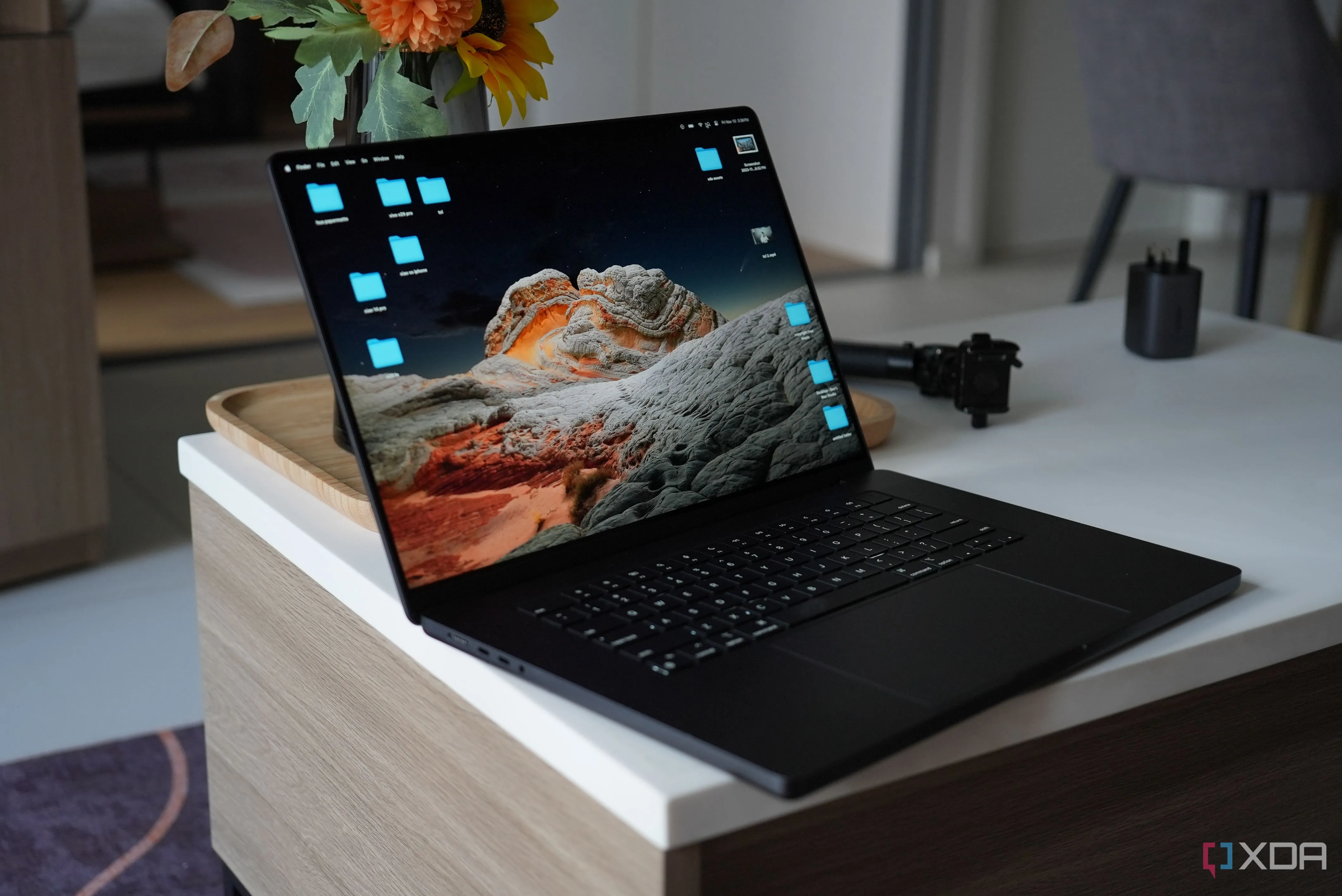 Macbook Pro M3 Max đang hiển thị màn hình làm việc