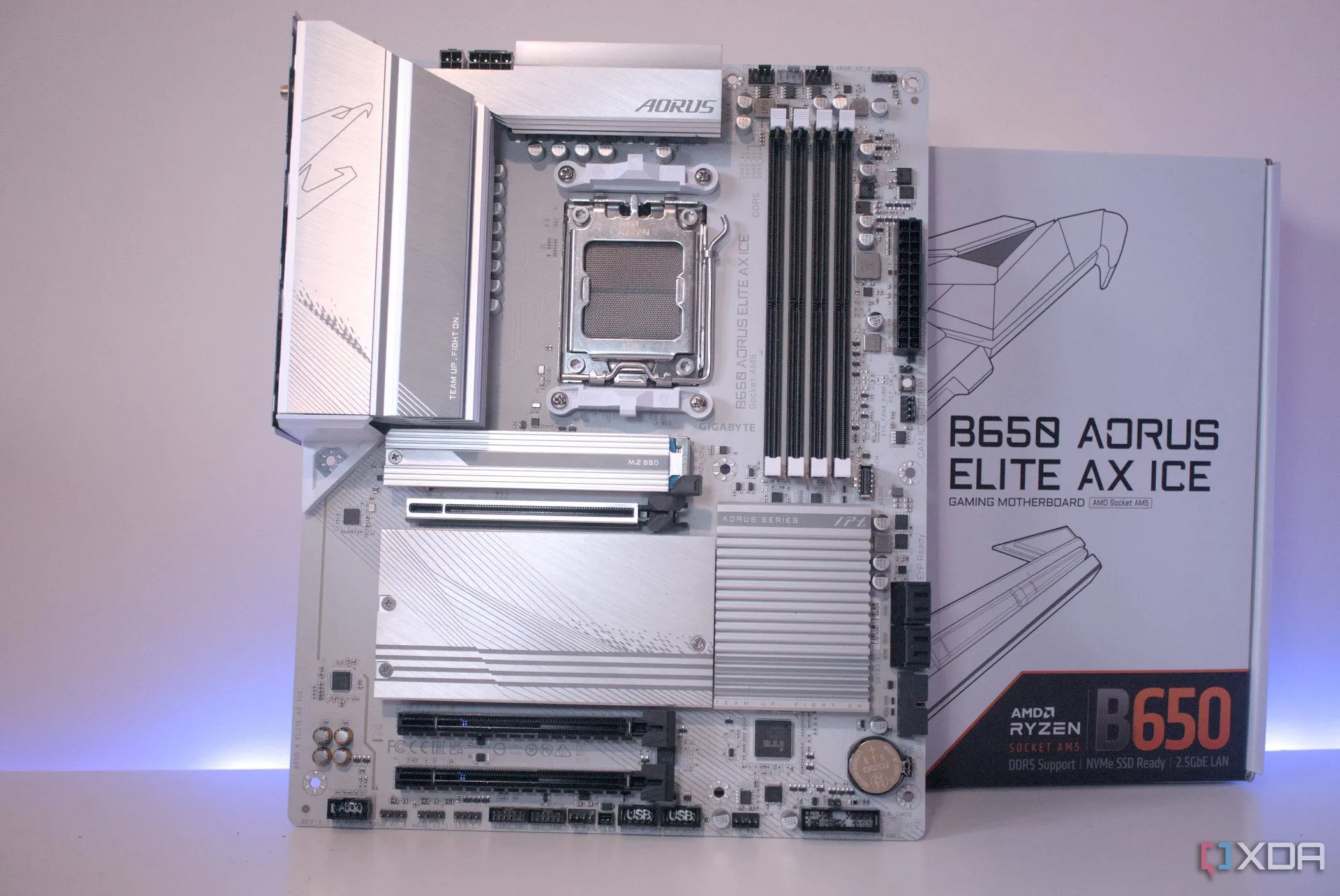 Mainboard Gigabyte B650 Aorus Elite AX Ice với thiết kế PCB màu trắng