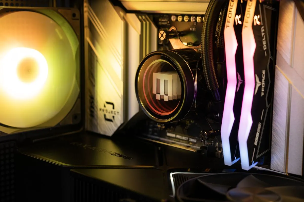 Maingear với hệ thống dây cáp bo mạch chủ ẩn, ảnh báo chí PC cận cảnh màu vàng