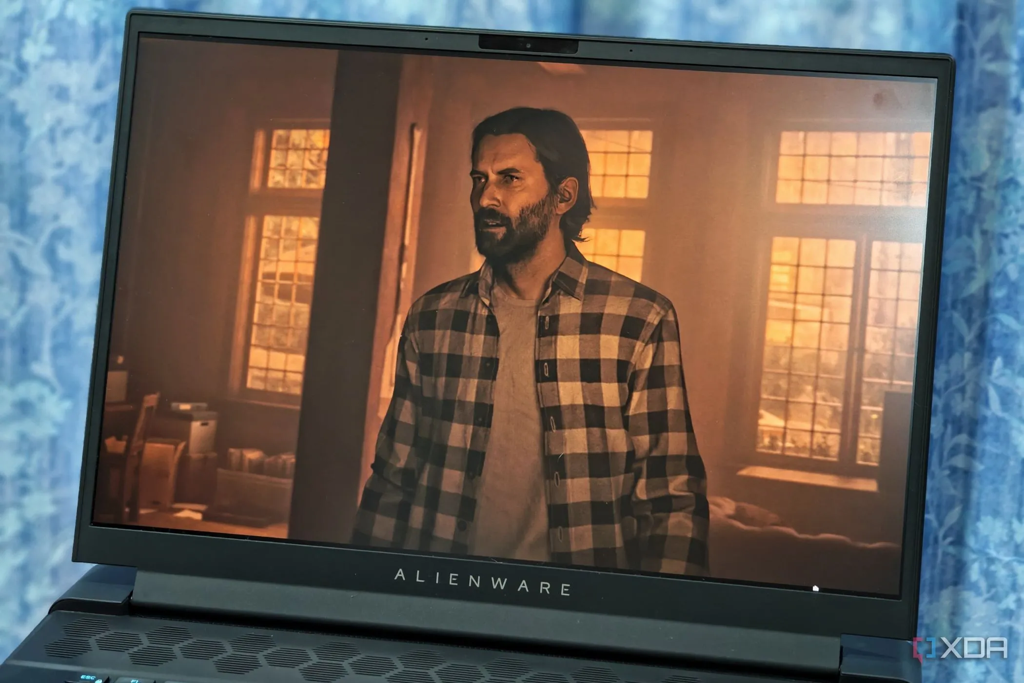 Màn hình Alienware m16 hiển thị game Alan Wake 2 với đồ họa chất lượng cao