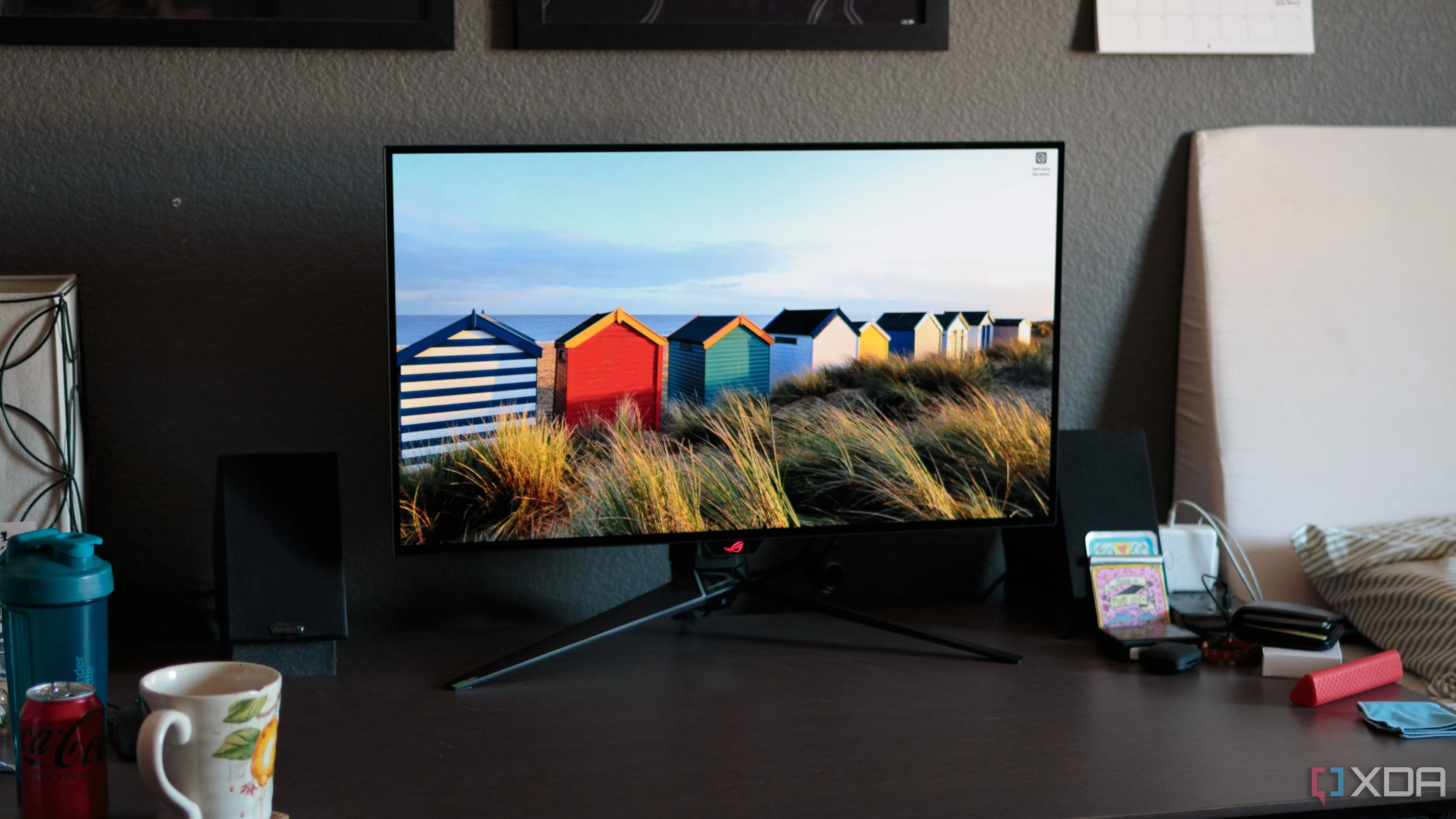 Màn hình ASUS ROG PG32UCDP trên bàn làm việc, minh họa các loại tấm nền màn hình