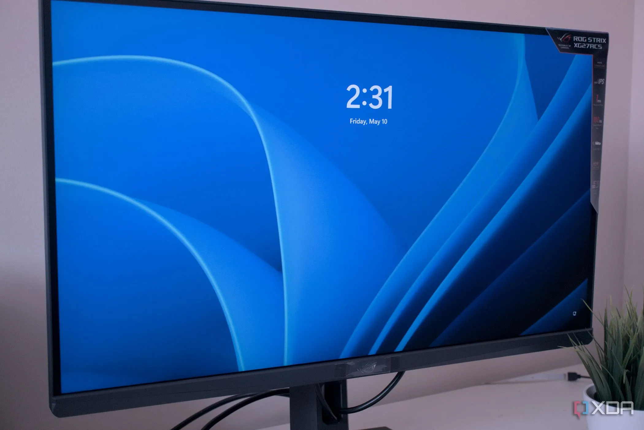 Màn hình Asus ROG Strix XG27ACS hiển thị màn hình đăng nhập Windows