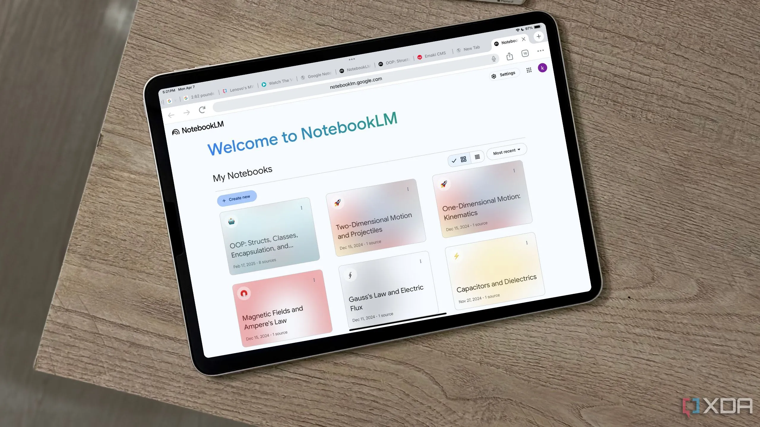 Màn hình chào mừng của Google NotebookLM hiển thị trên iPad, sẵn sàng cho việc tạo sổ ghi chú mới