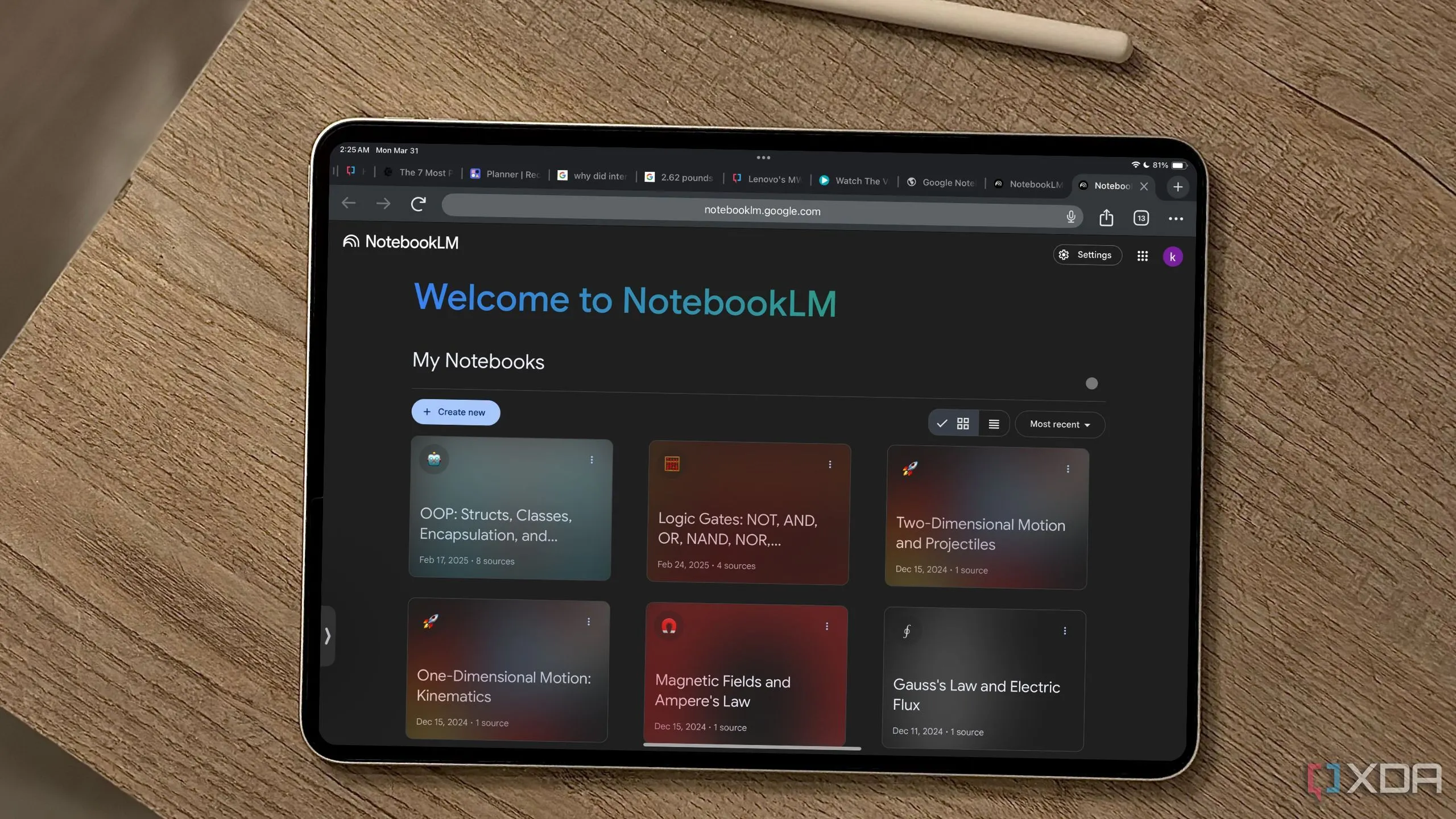 Màn hình chào mừng của NotebookLM hiển thị trên iPad, nhấn mạnh khả năng truy cập đa nền tảng của công cụ AI