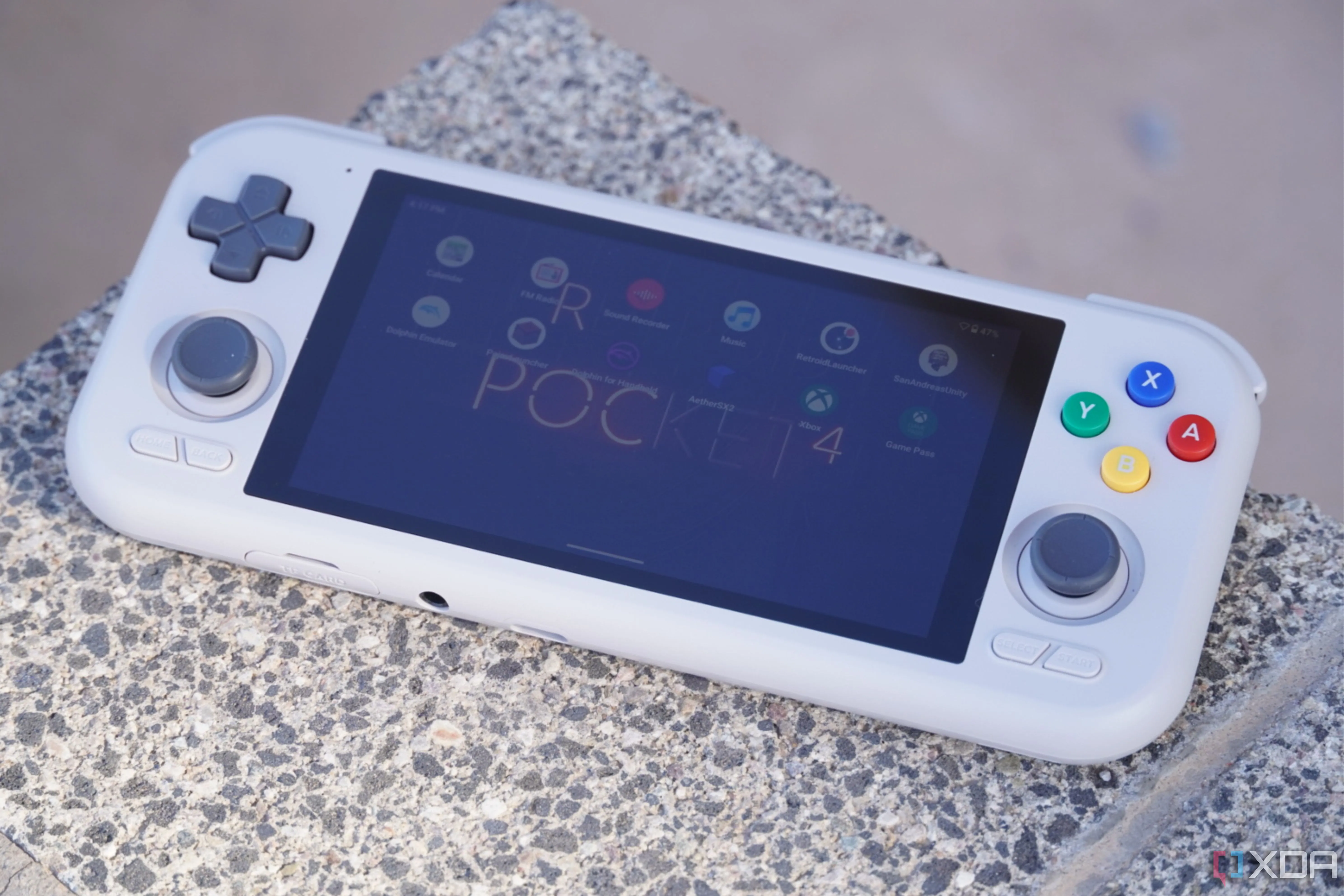 Màn hình chính của thiết bị chơi game cầm tay Retroid Pocket chạy Android