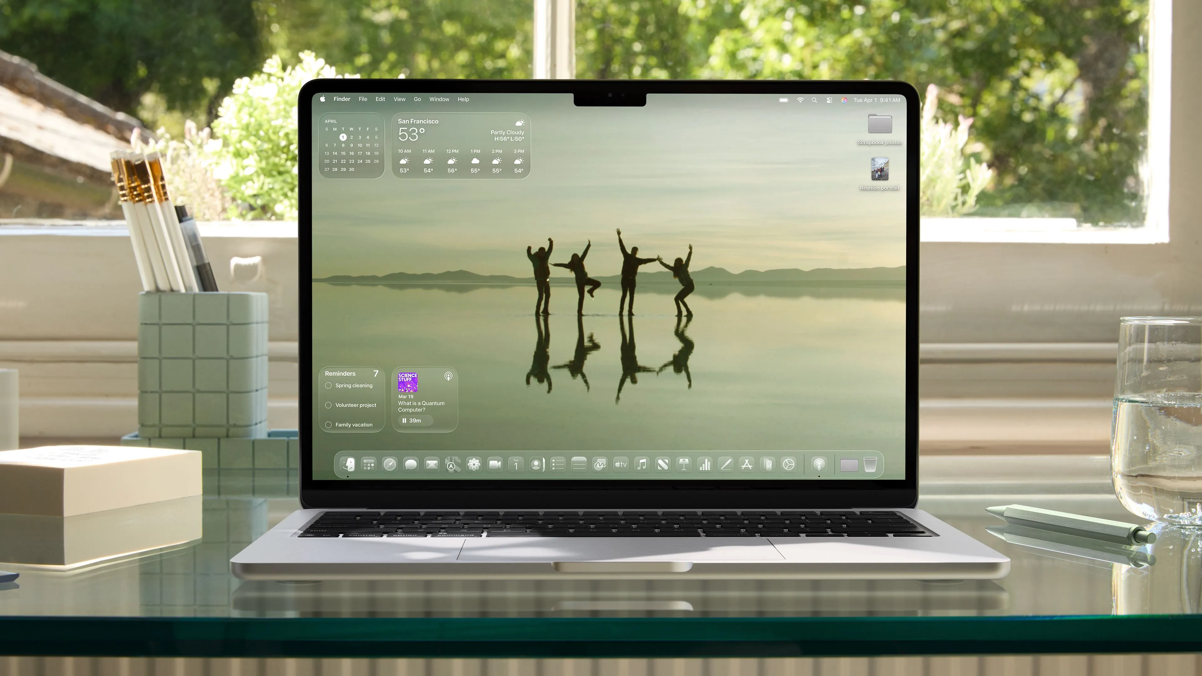 Màn hình chính giả định của Apple với giao diện Liquid Glass, gợi nhớ thiết kế của Windows Vista