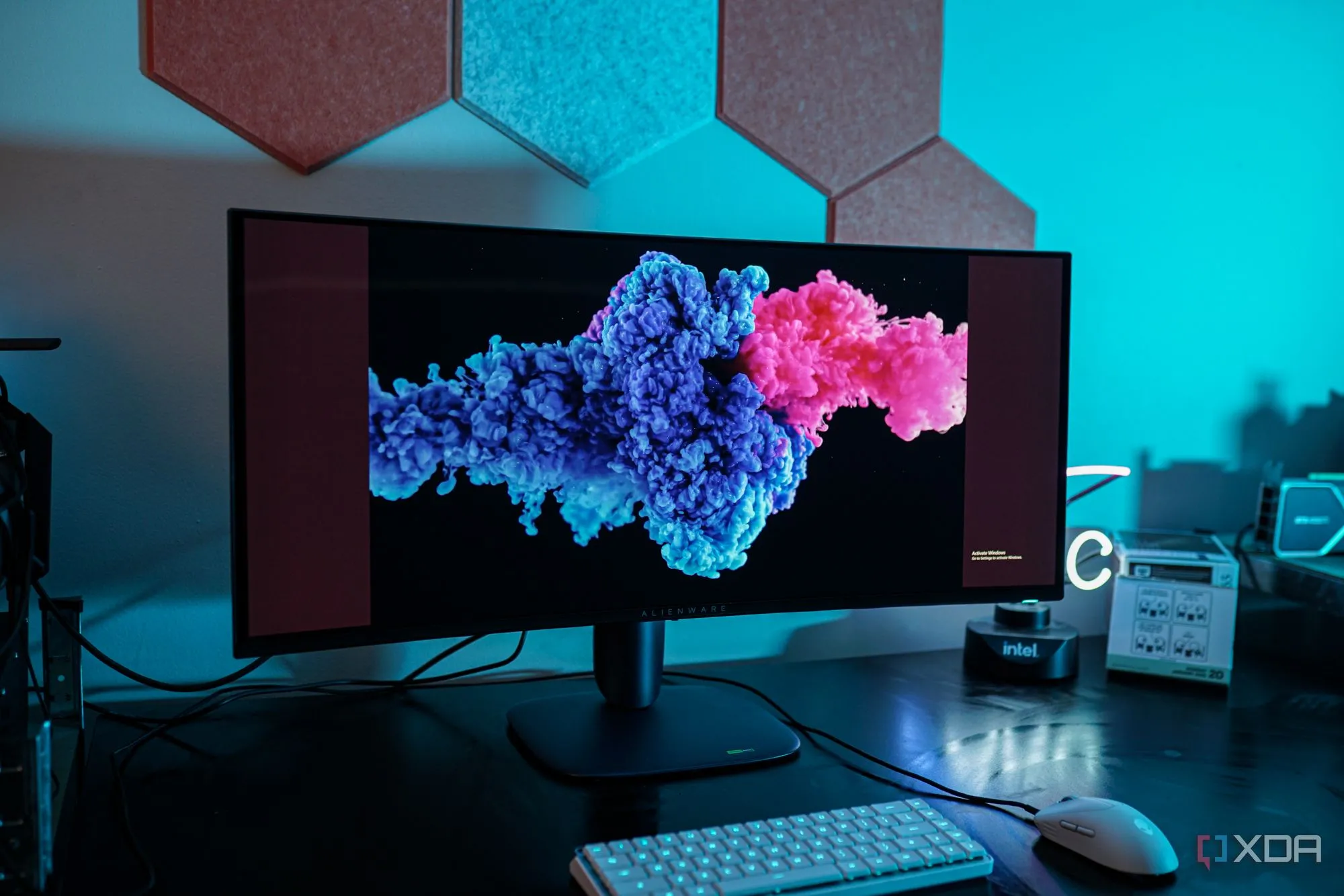 Màn hình cong Alienware ultrawide với tần số quét cao, minh chứng cho việc màn hình hiện đại đã đáp ứng tốt nhu cầu gaming mà không cần ép xung