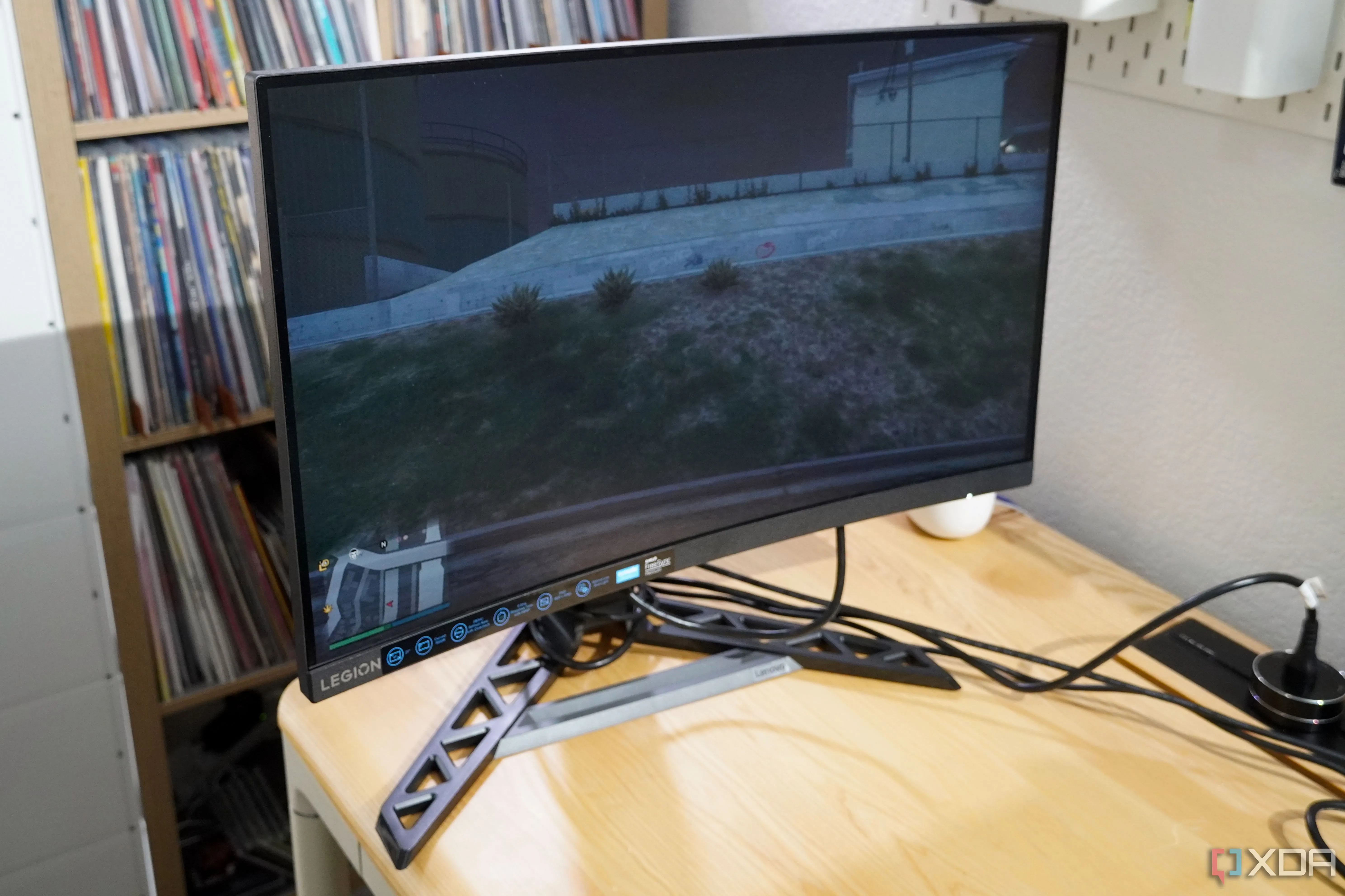 Màn hình cong Lenovo Legion trên bàn làm việc, minh họa tầm quan trọng của màn hình tần số quét cao trong gaming.
